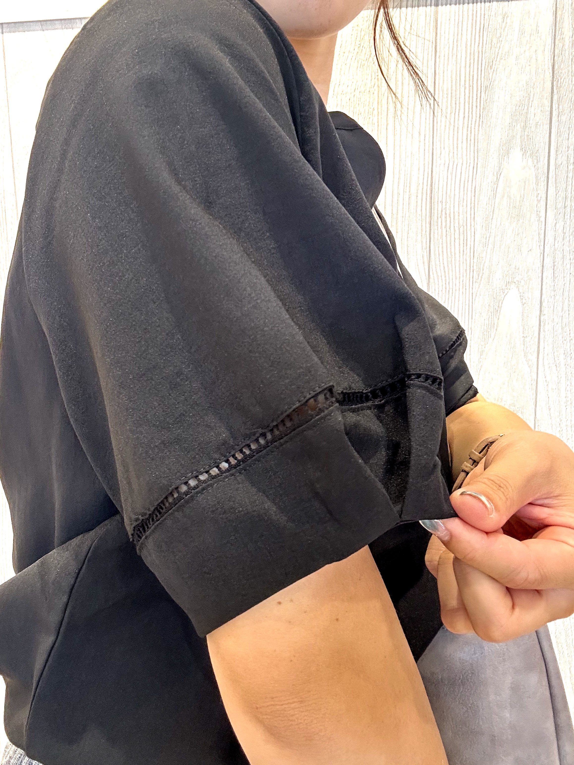 tomoさんの「SHOO･LA･RUE｜【洗濯後しわになりにくい/インせずきまる】お袖のハシゴレースで涼やかに 麻調スキッパーブラウス」を使ったコーディネート