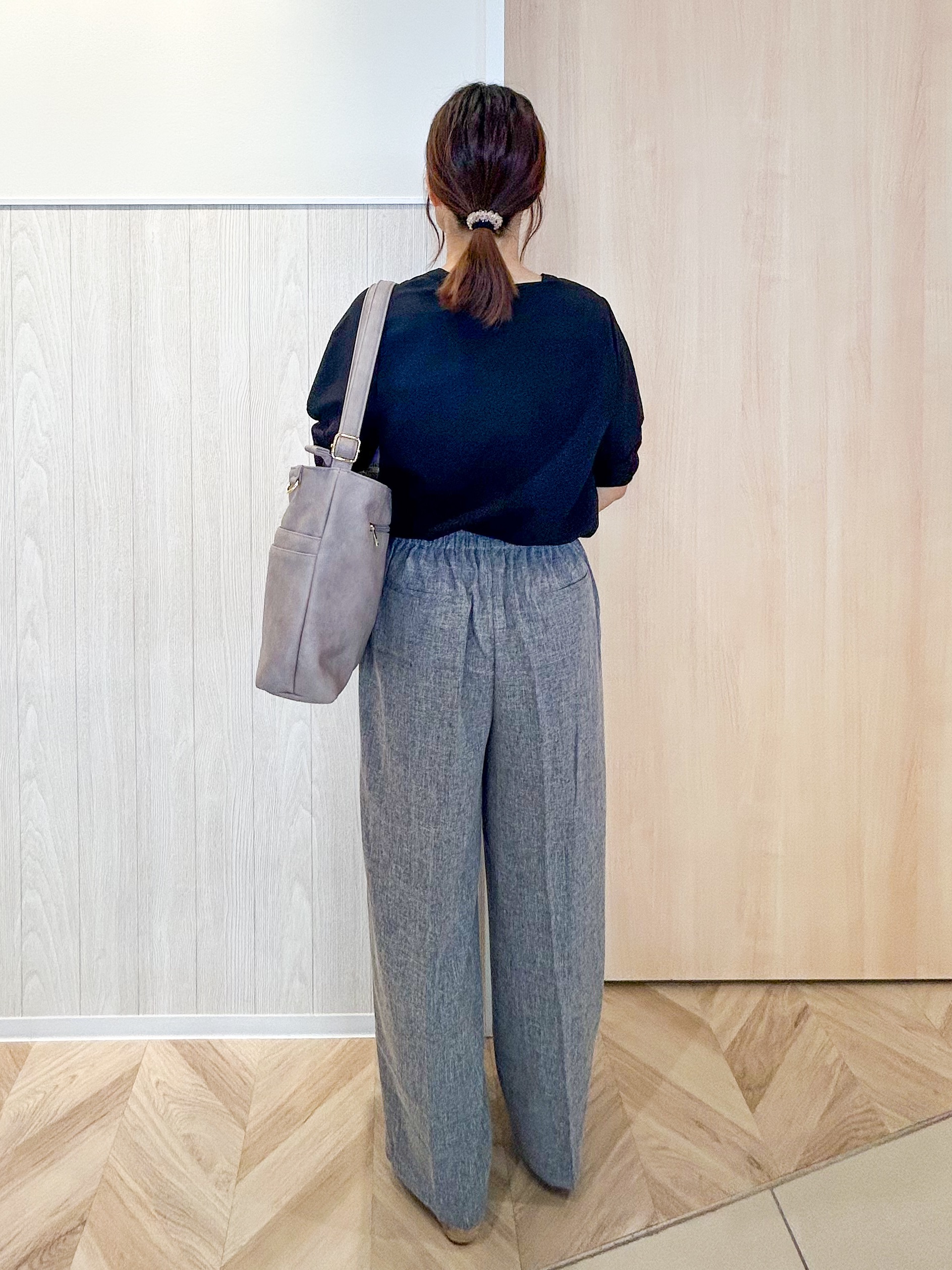 tomoさんの「SHOO･LA･RUE｜【洗濯後しわになりにくい/インせずきまる】お袖のハシゴレースで涼やかに 麻調スキッパーブラウス」を使ったコーディネート