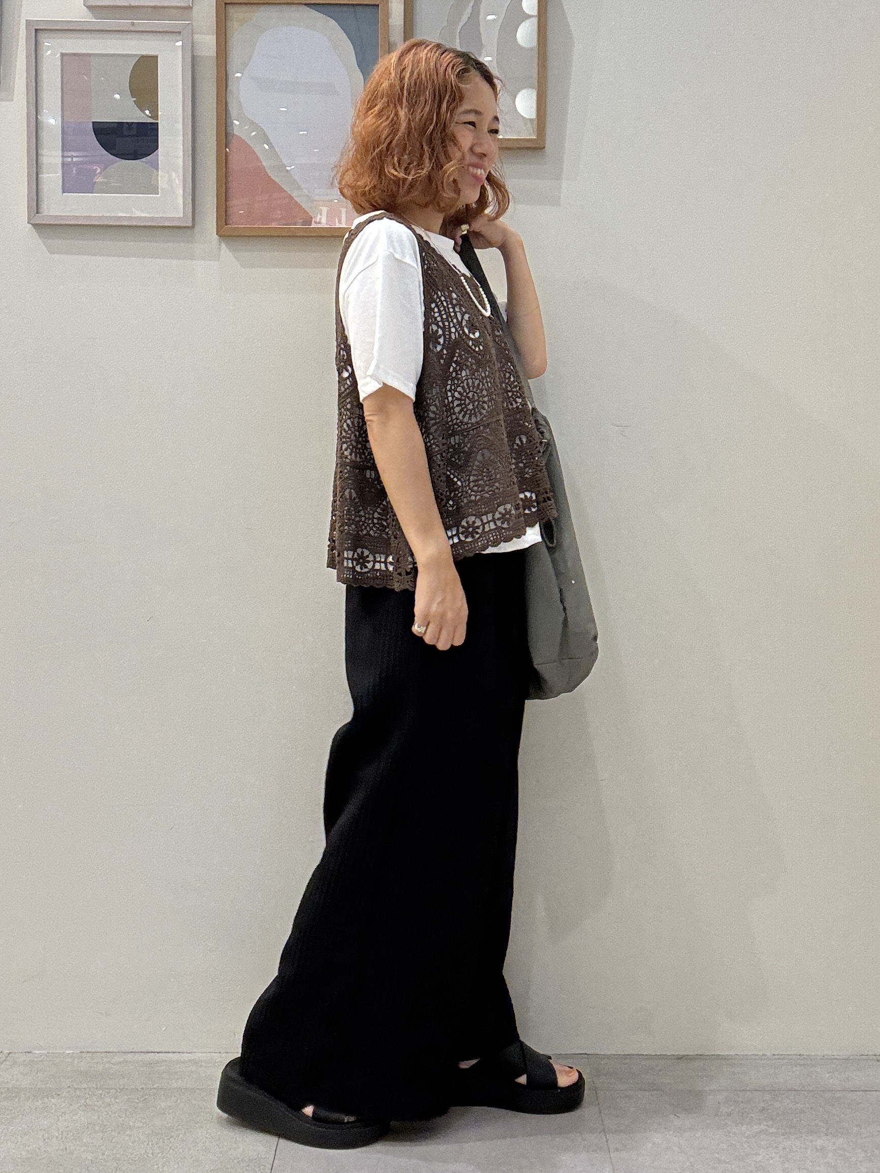 たけぴさんの「SHOO･LA･RUE｜【2点セット/体型カバー】クロシェ編みベスト+ロゴT」を使ったコーディネート