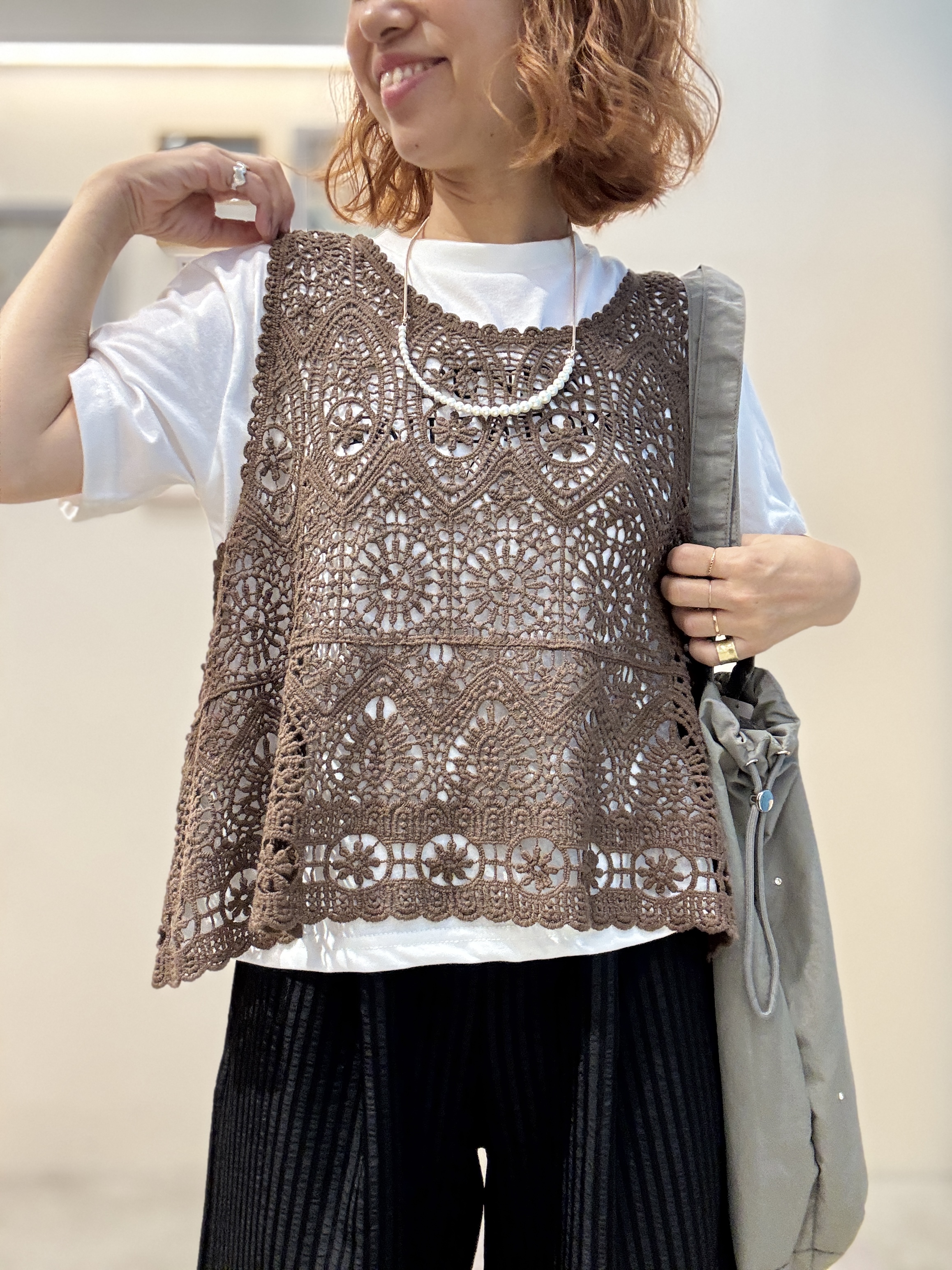 たけぴさんの「SHOO･LA･RUE｜【2点セット/体型カバー】クロシェ編みベスト+ロゴT」を使ったコーディネート