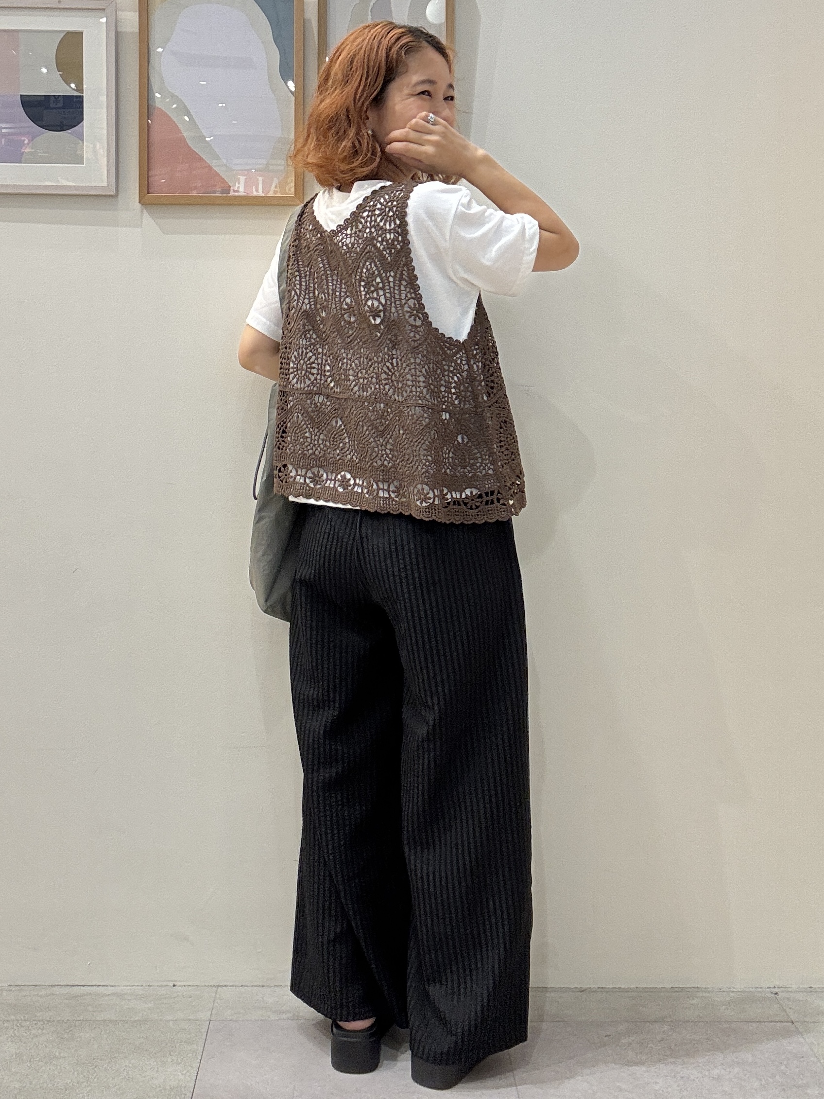 たけぴさんの「SHOO･LA･RUE｜【2点セット/体型カバー】クロシェ編みベスト+ロゴT」を使ったコーディネート