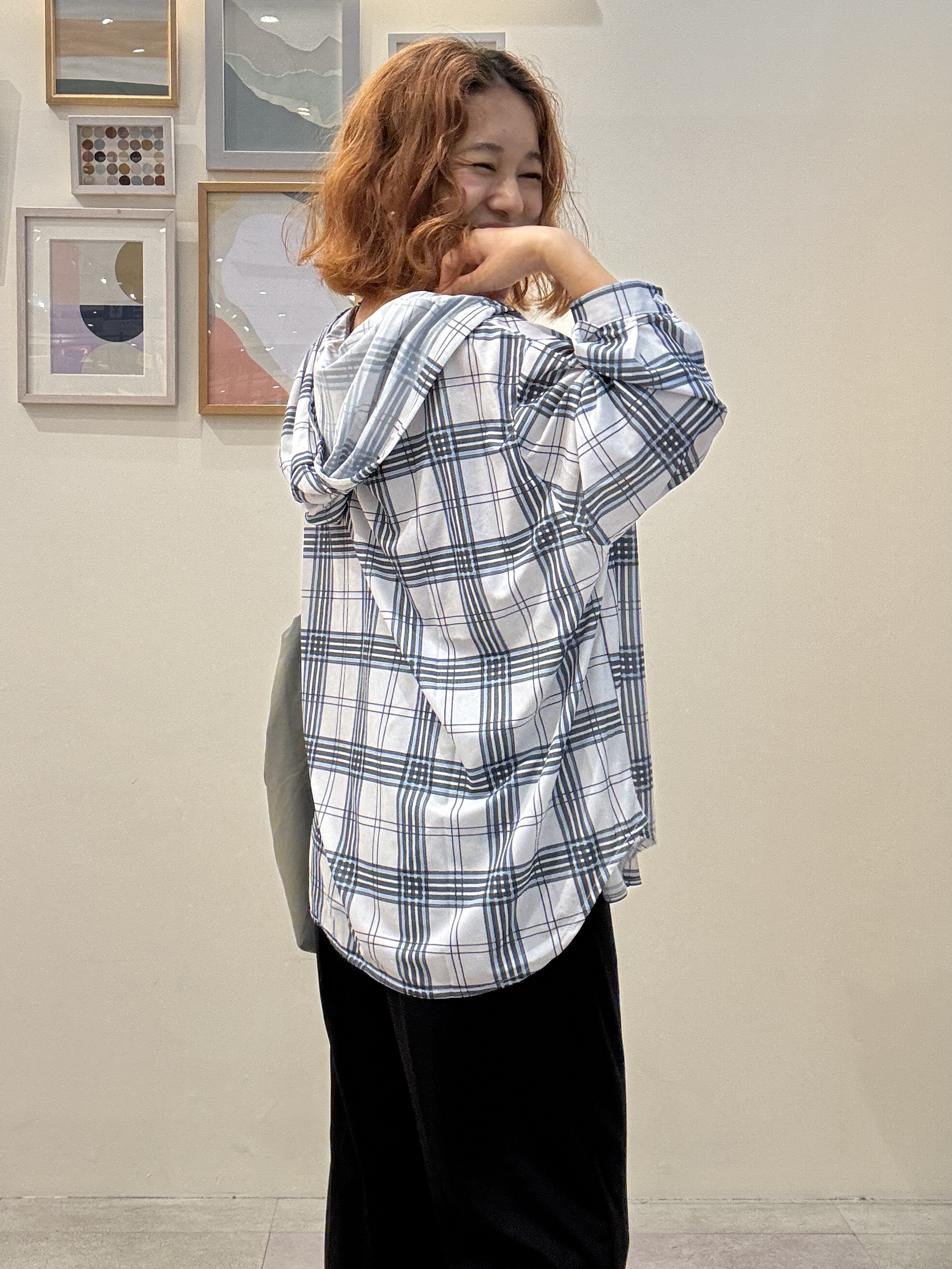 たけぴさんの「SHOO･LA･RUE｜【洗濯機可/体型カバー】程よい透け感の ゆるシルエットシア―シャツ」を使ったコーディネート
