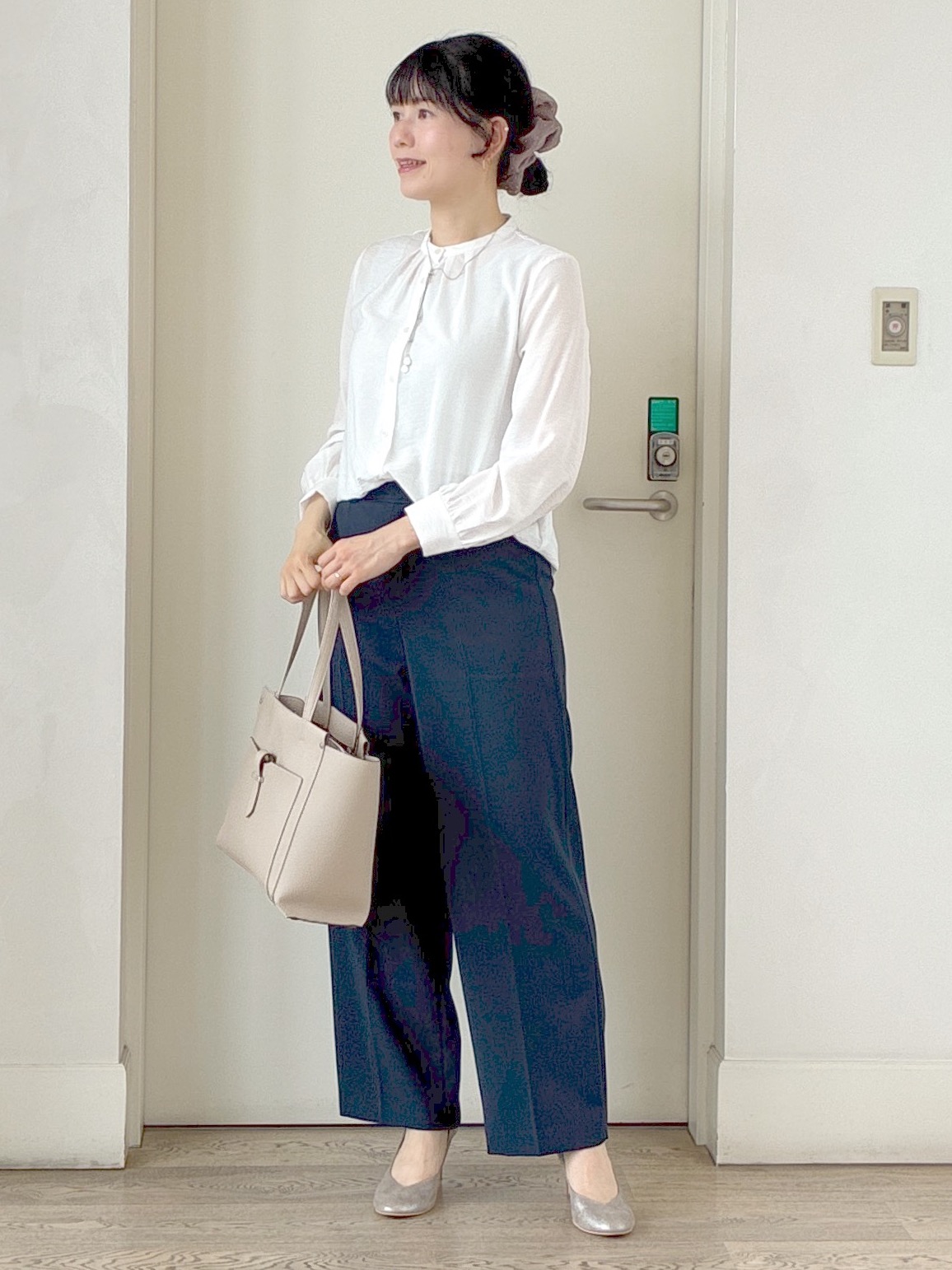  beni_gingerさんの「Reflect｜【通勤／ボウタイ取り外し可】ボウタイ付きバンドカラーブラウス」を使ったコーディネート