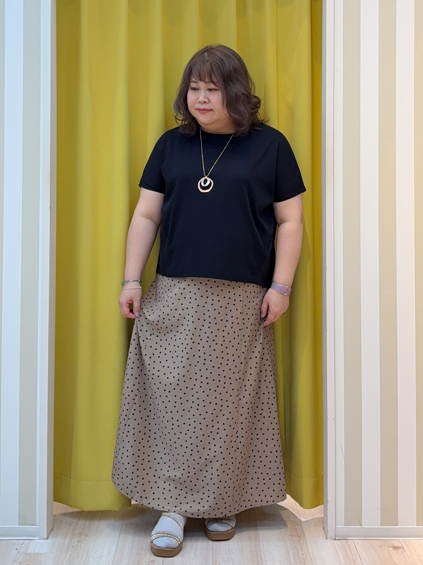 kotoさんさんの「SHOO･LA･RUE｜【体型カバー/S-LL】後ろ姿も映える 異素材ドッキングトップス」を使ったコーディネート