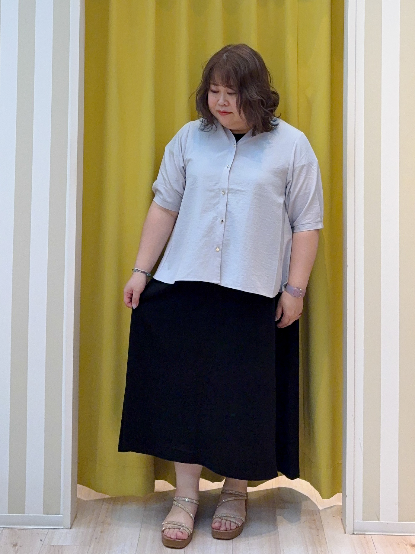 kotoさんさんの「SHOO･LA･RUE｜【S-LL/洗濯機可】金ボタンがアクセント 5分袖スキッパーブラウス」を使ったコーディネート