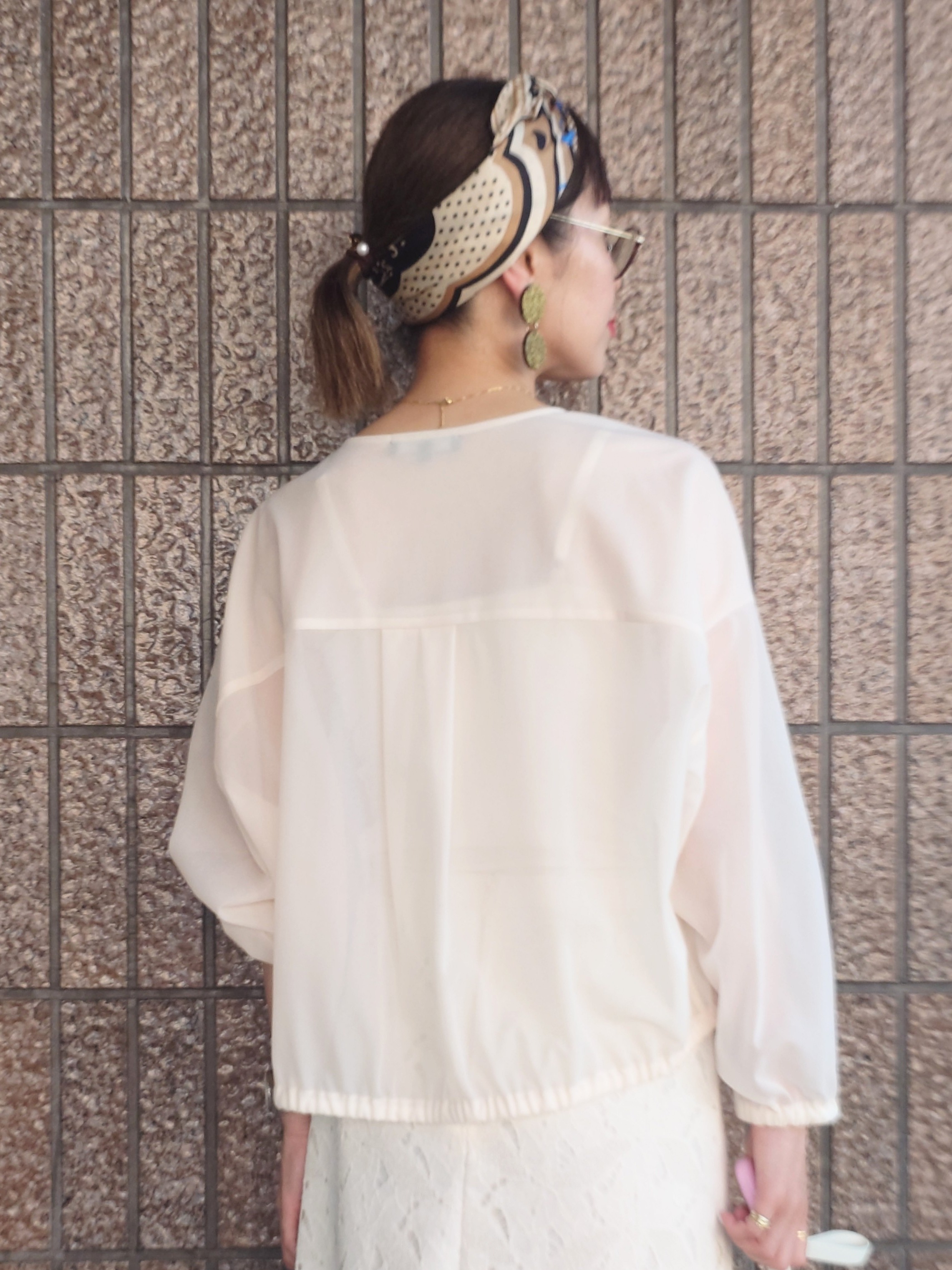 MUTSUKOさんの「UNTITLED｜トリコットシアーブラウス」を使ったコーディネート