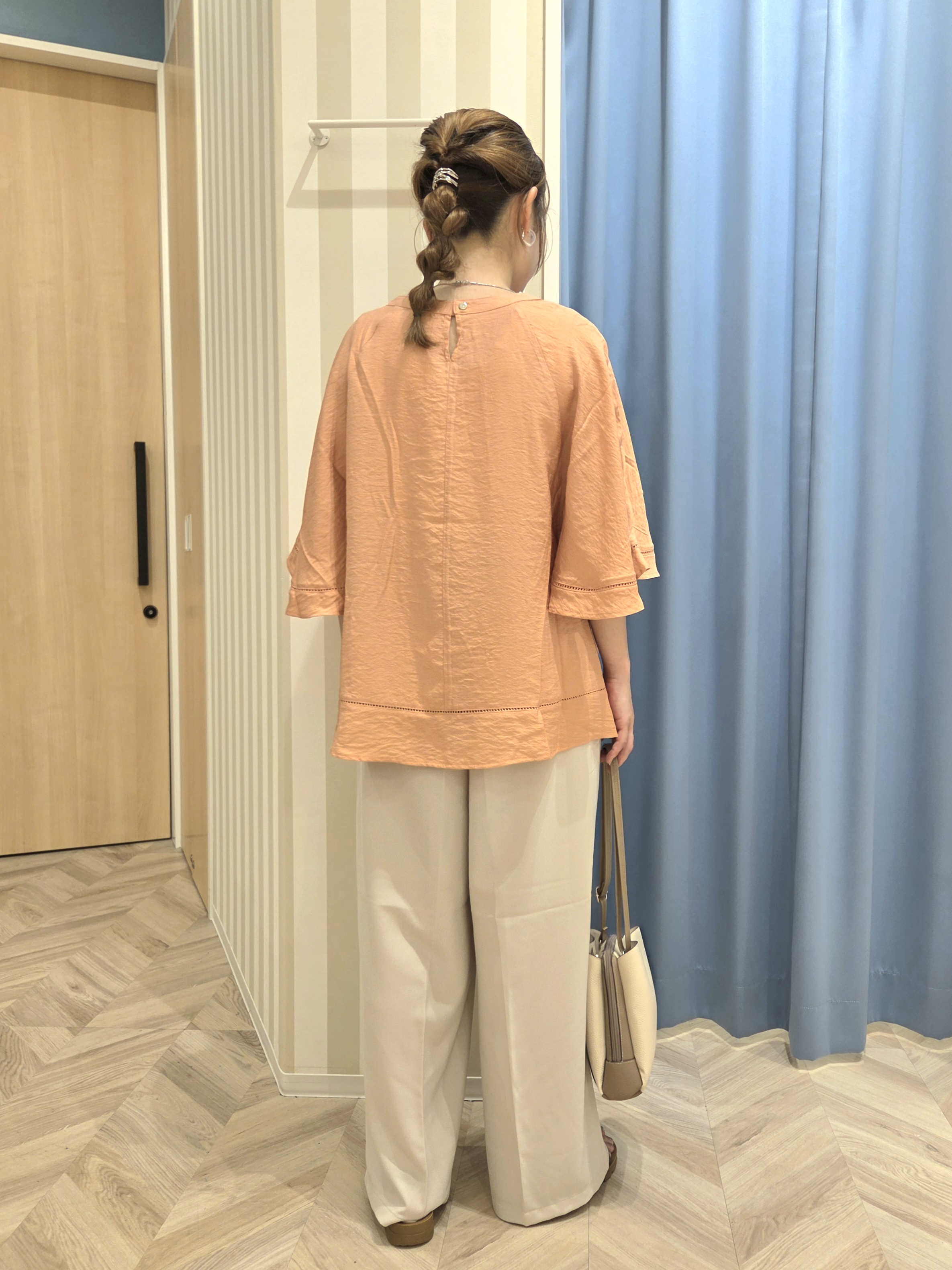 Ikumiさんの「SHOO･LA･RUE｜【ひんやり/S-LL/体型カバー】はしごレースが魅力な スラブポンチョ風ブラウス」を使ったコーディネート