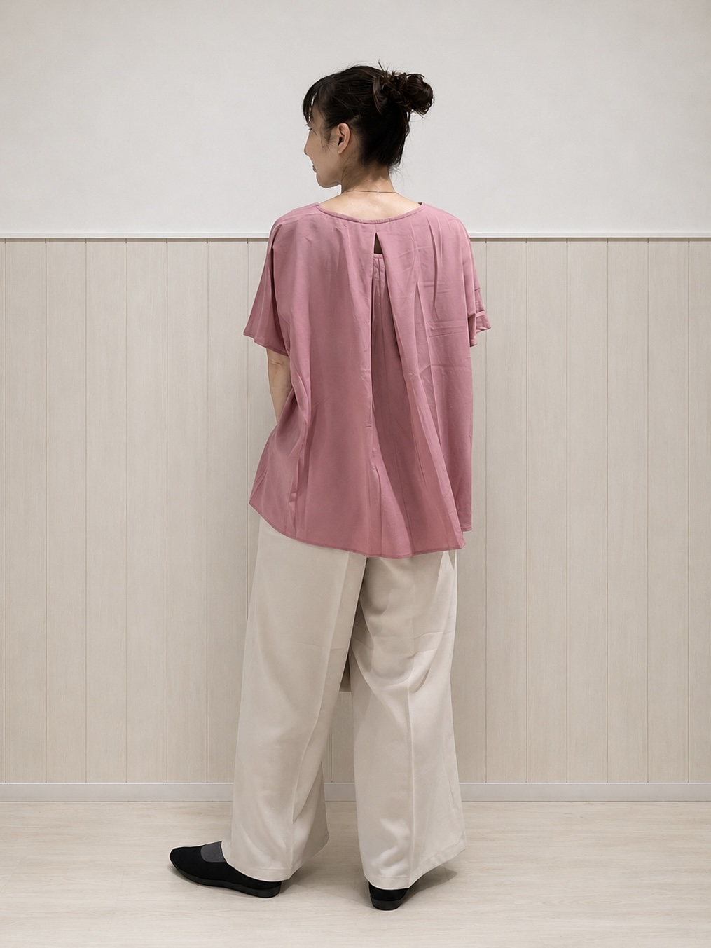 まつみさんの「SHOO･LA･RUE｜【洗濯機可/S-LL】後ろ姿も映える 異素材ドッキングトップス」を使ったコーディネート
