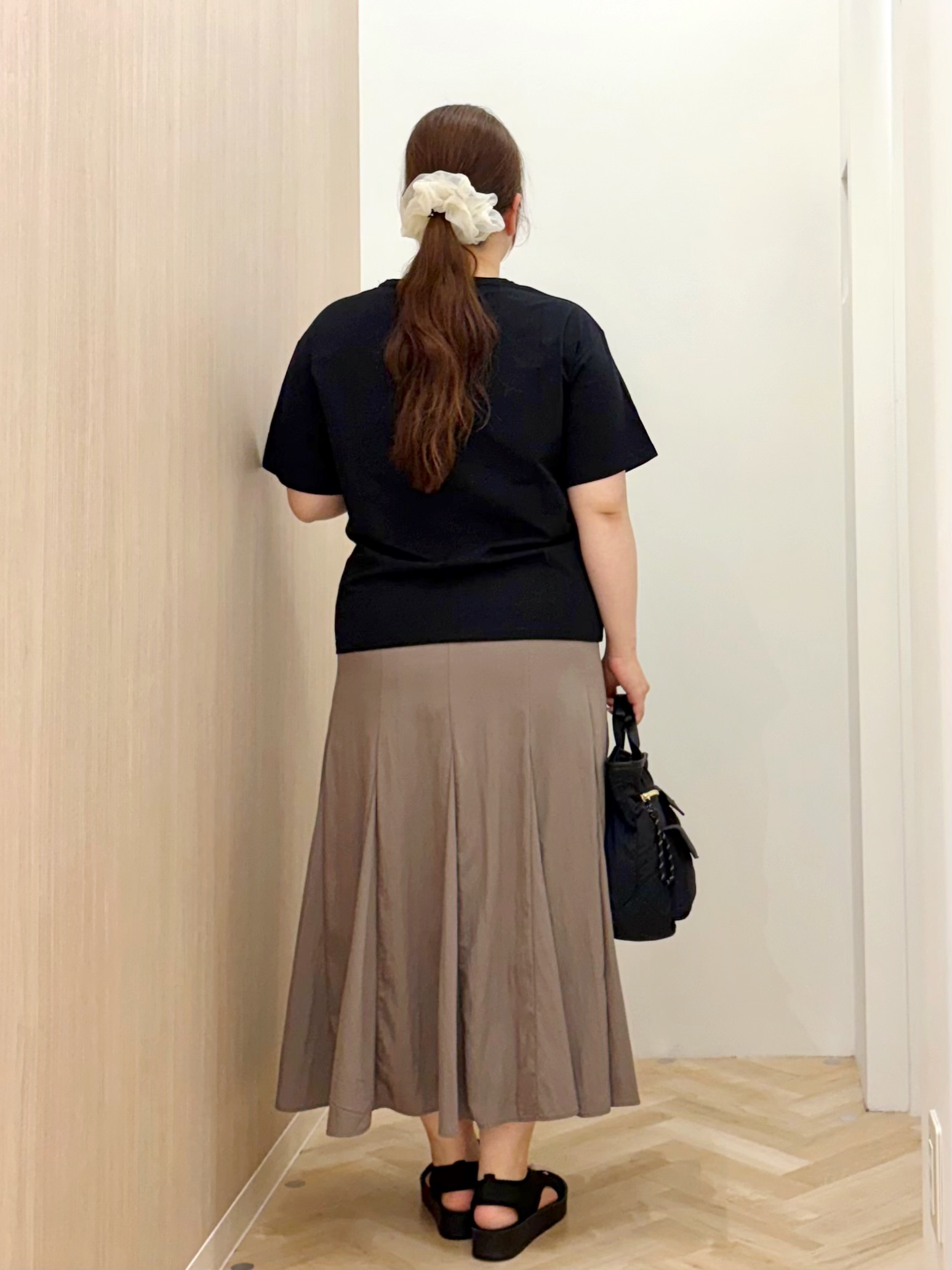 akariさんの「grove｜フラワーモチーフスパンコールTシャツ」を使ったコーディネート