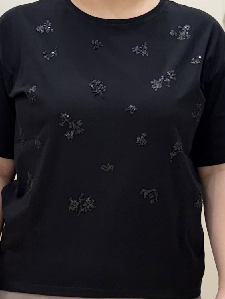akariさんの「grove｜フラワーモチーフスパンコールTシャツ」を使ったコーディネート