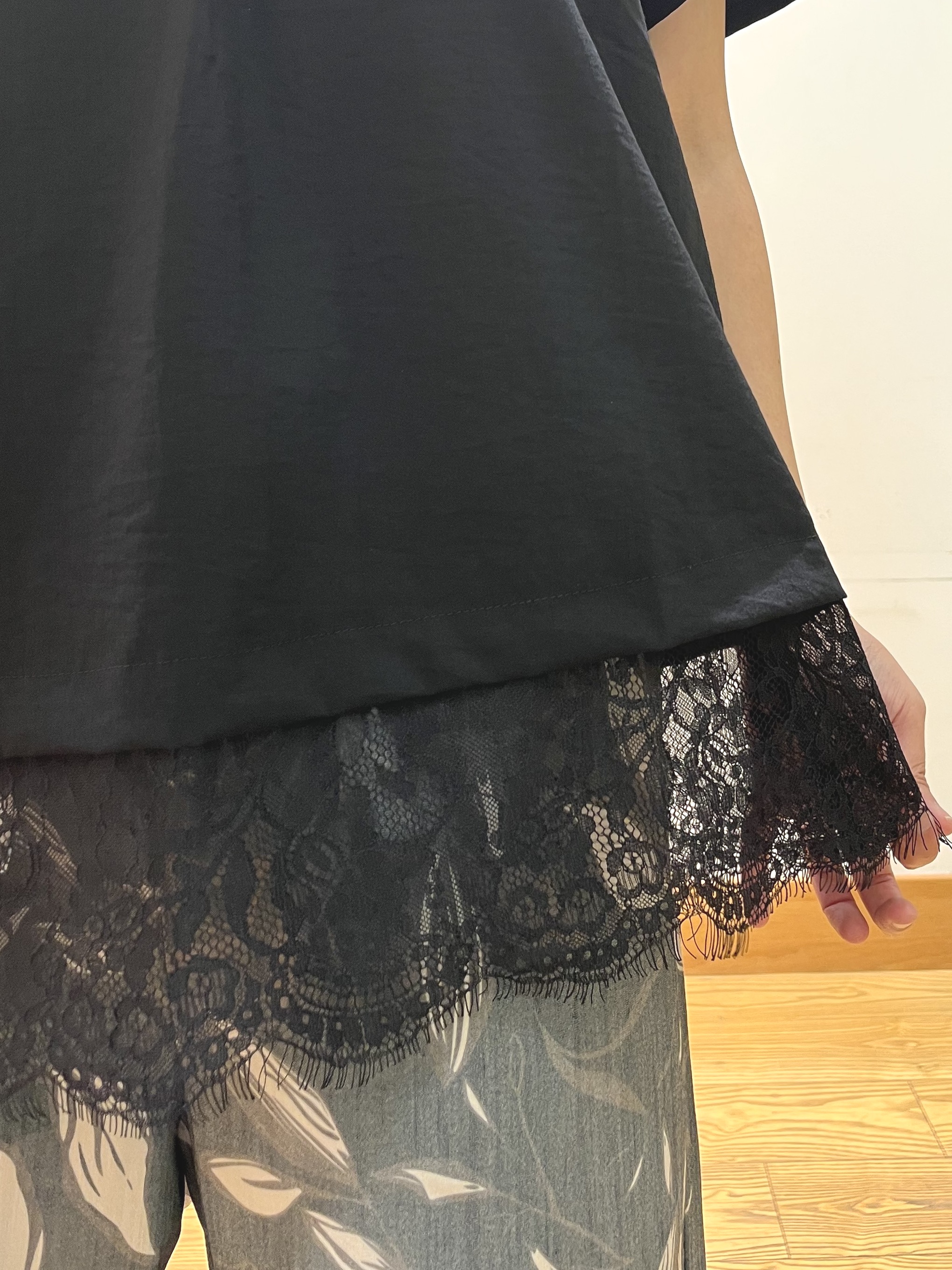ゆっきーさんの「SHOO･LA･RUE｜【ひんやり/洗濯機可】軽凛(かろりん) スキッパー裾レースブラウス」を使ったコーディネート