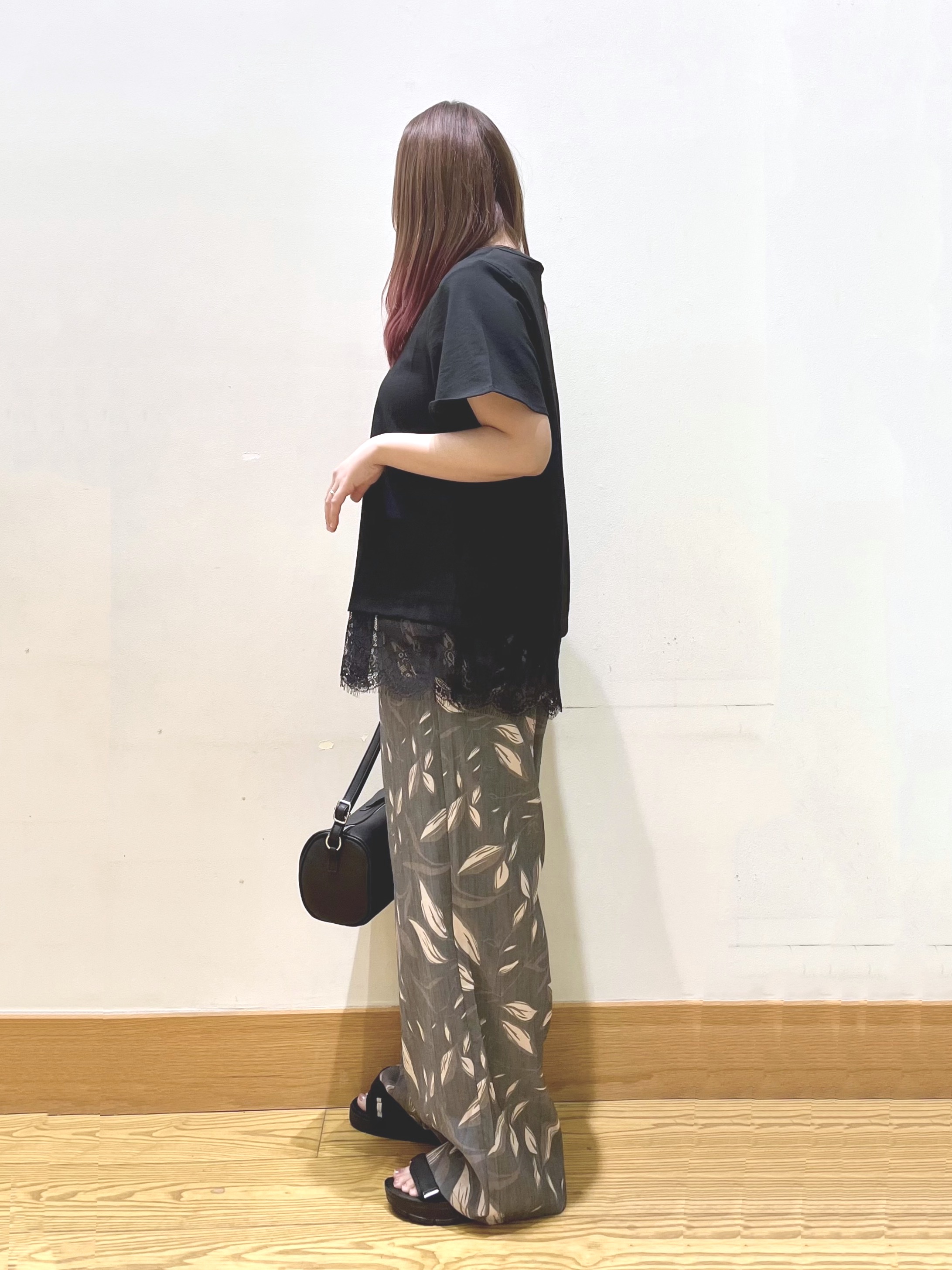 ゆっきーさんの「SHOO･LA･RUE｜【ひんやり/洗濯機可】軽凛(かろりん) スキッパー裾レースブラウス」を使ったコーディネート