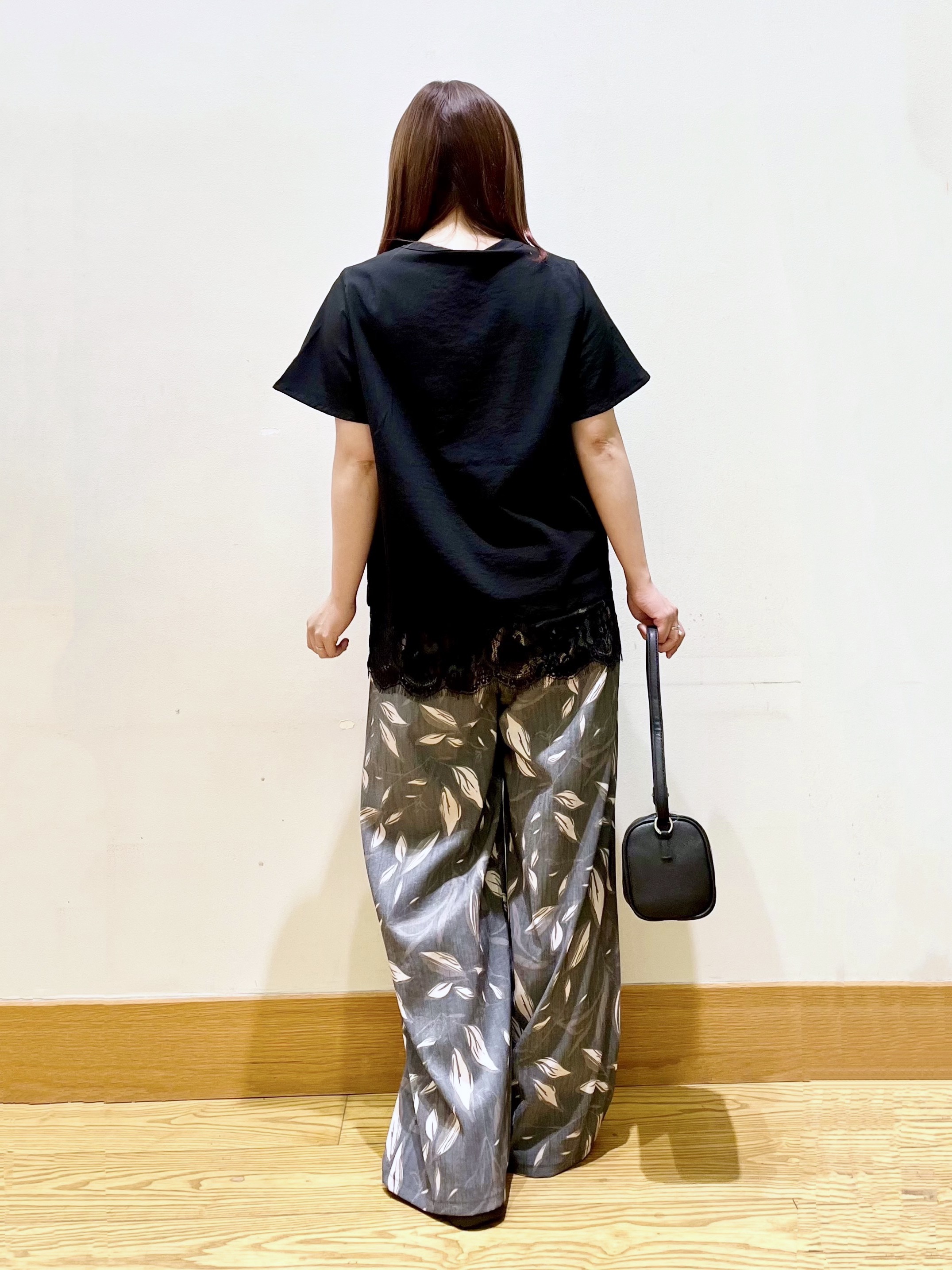 ゆっきーさんの「SHOO･LA･RUE｜【ひんやり/洗濯機可】軽凛(かろりん) スキッパー裾レースブラウス」を使ったコーディネート