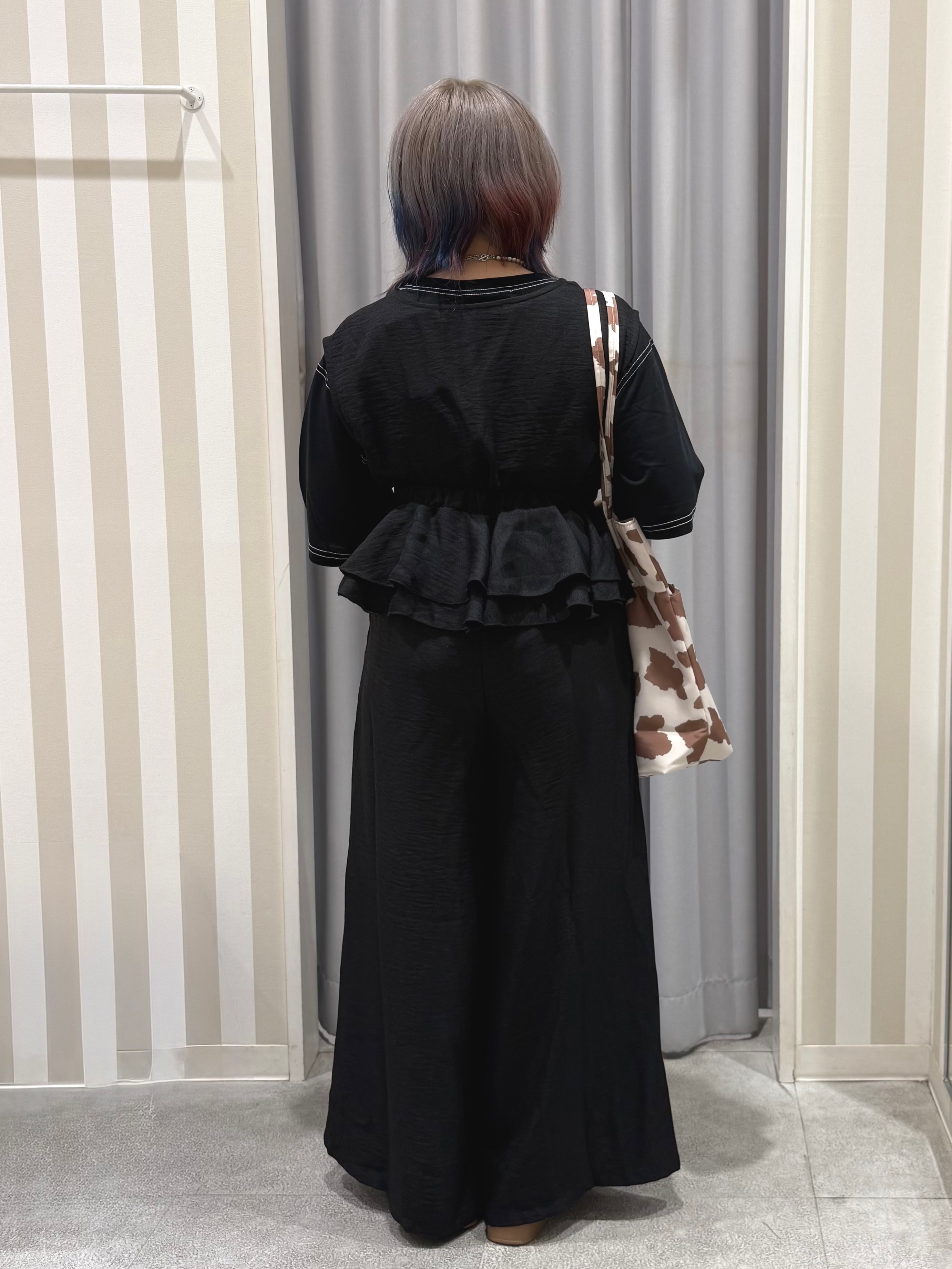 sakinoさんの「SHOO･LA･RUE｜【体型カバー】インせず着られる 配色ステッチロゴTシャツ」を使ったコーディネート