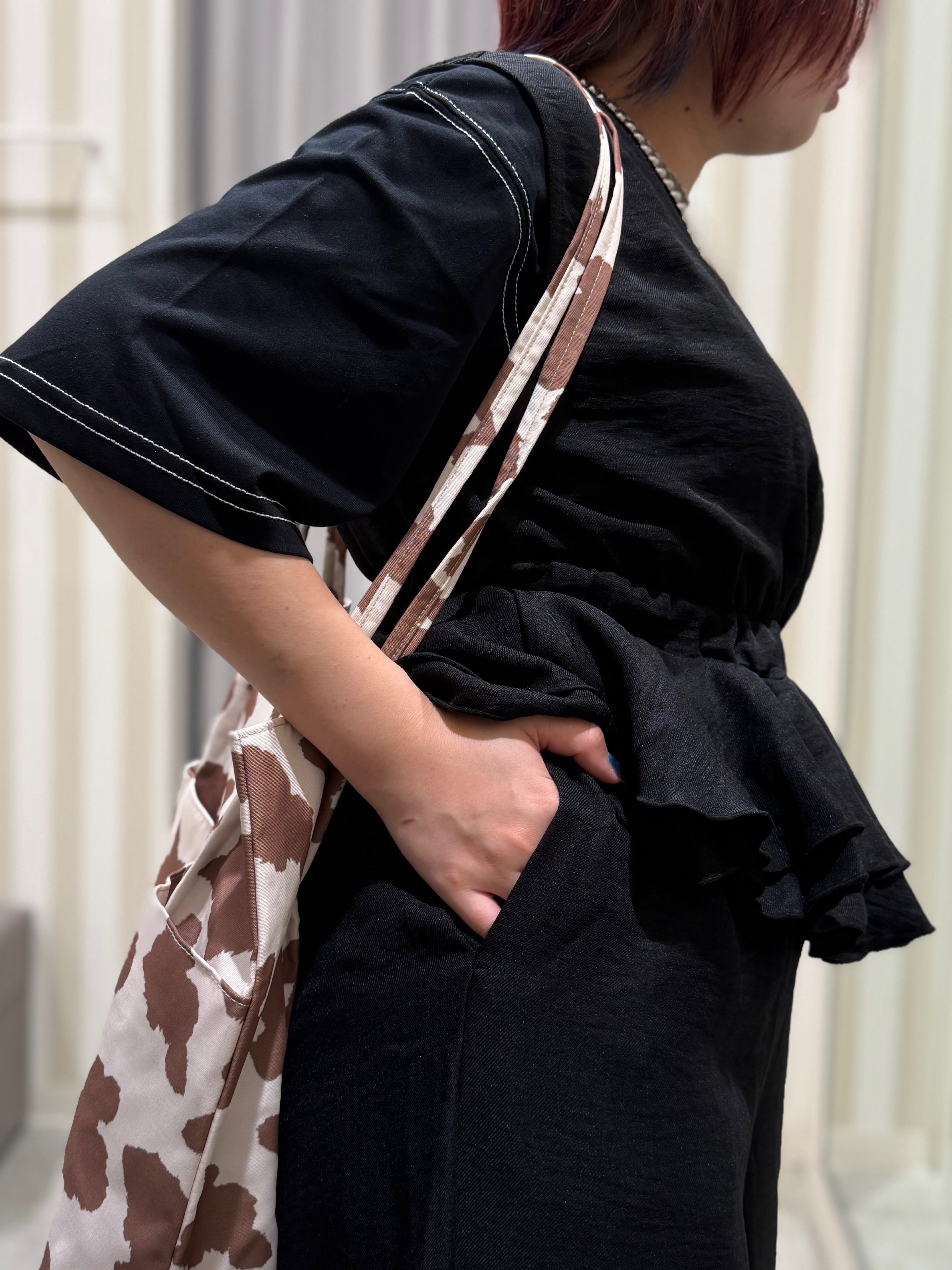 sakinoさんの「SHOO･LA･RUE｜【体型カバー】インせず着られる 配色ステッチロゴTシャツ」を使ったコーディネート