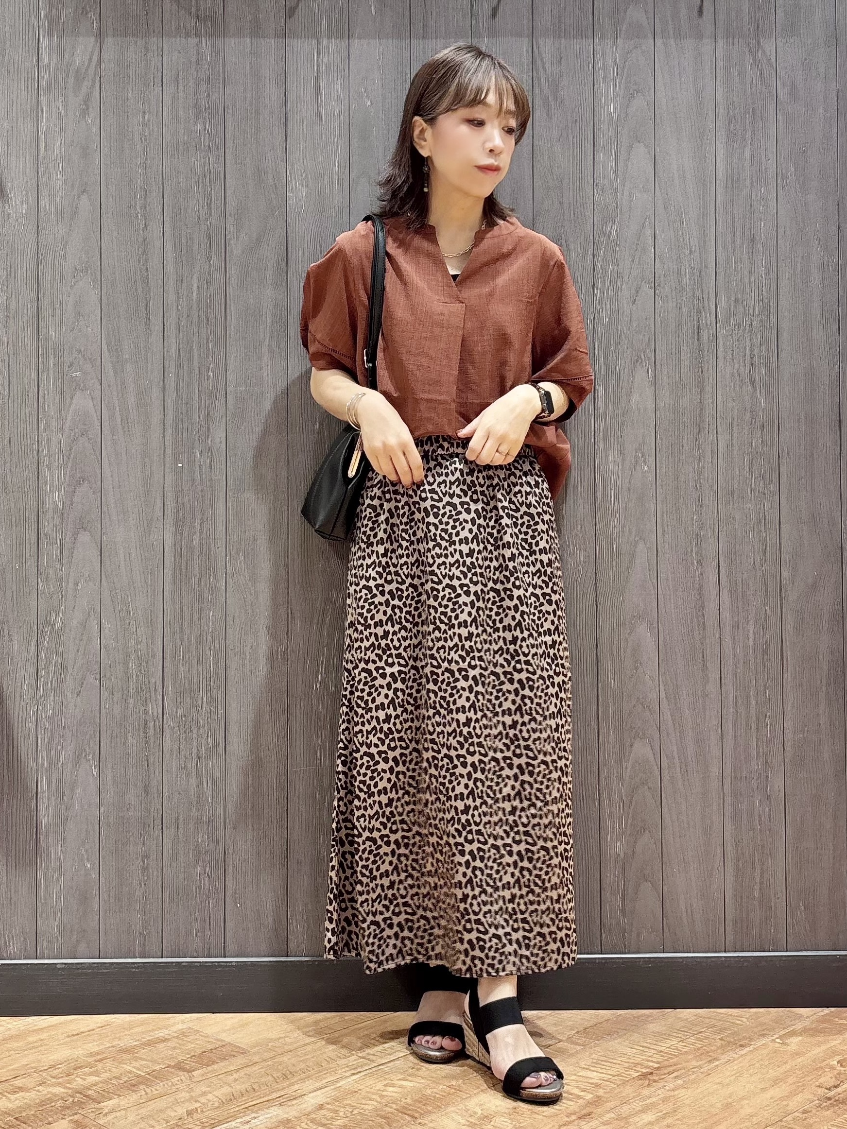 meiさんの「SHOO･LA･RUE｜【洗濯後しわになりにくい／インせずきまる】麻調ハシゴレーススキッパーブラウス」を使ったコーディネート