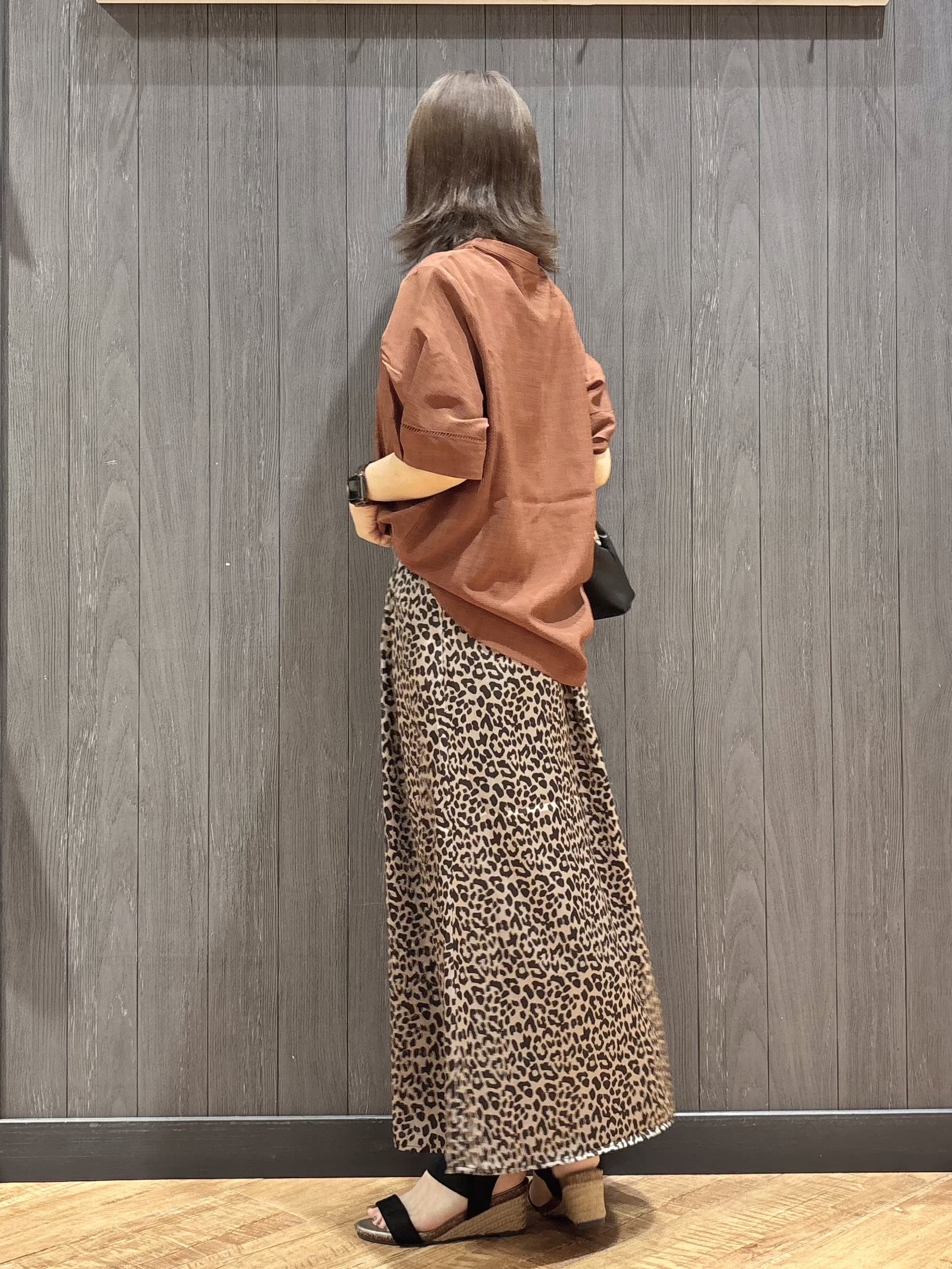 meiさんの「SHOO･LA･RUE｜【洗濯後しわになりにくい／インせずきまる】麻調ハシゴレーススキッパーブラウス」を使ったコーディネート