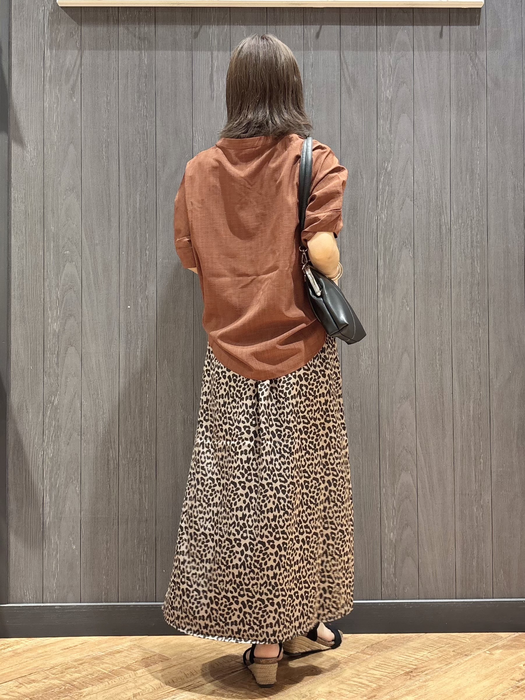 meiさんの「SHOO･LA･RUE｜【洗濯後しわになりにくい／インせずきまる】麻調ハシゴレーススキッパーブラウス」を使ったコーディネート