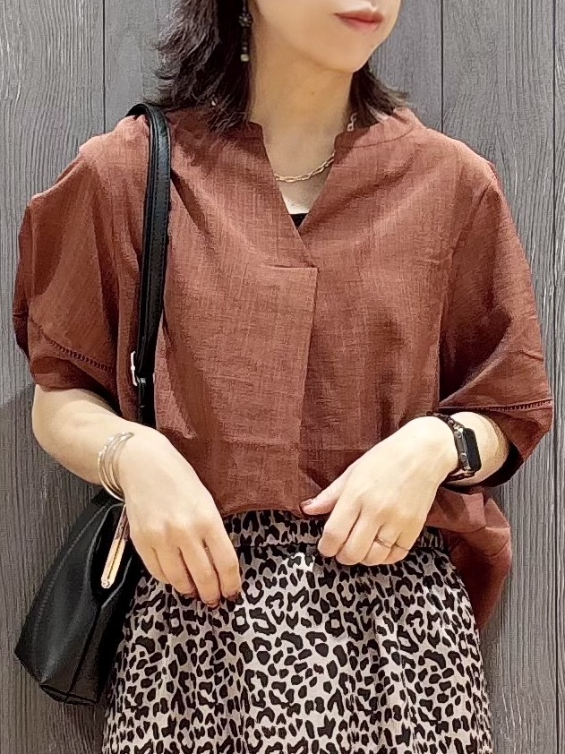 meiさんの「SHOO･LA･RUE｜【洗濯後しわになりにくい／インせずきまる】麻調ハシゴレーススキッパーブラウス」を使ったコーディネート