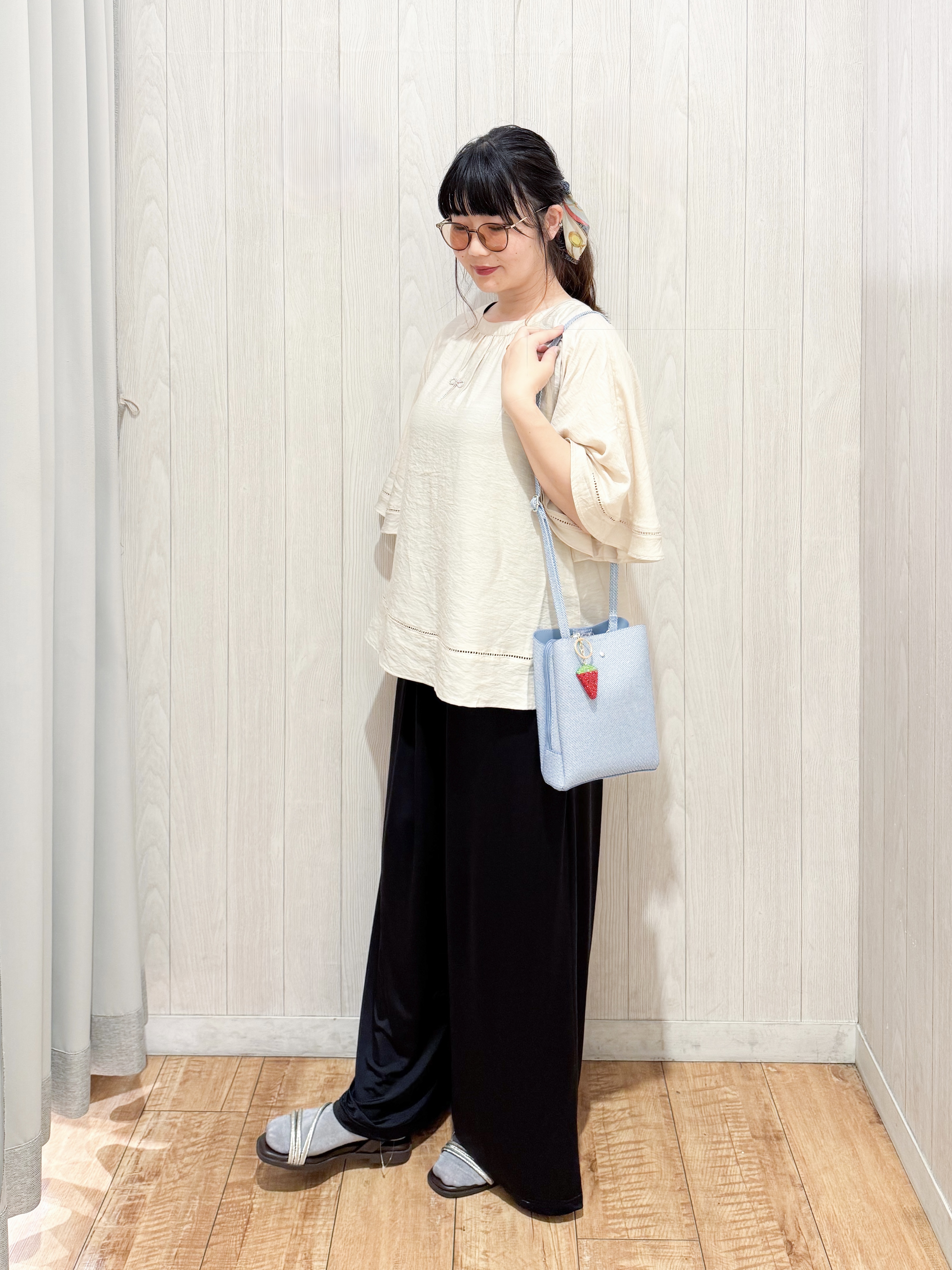 愛さんの「SHOO･LA･RUE｜【ひんやり/S-LL/洗濯機可】体型カバー ふんわりスラブポンチョ風ブラウス」を使ったコーディネート