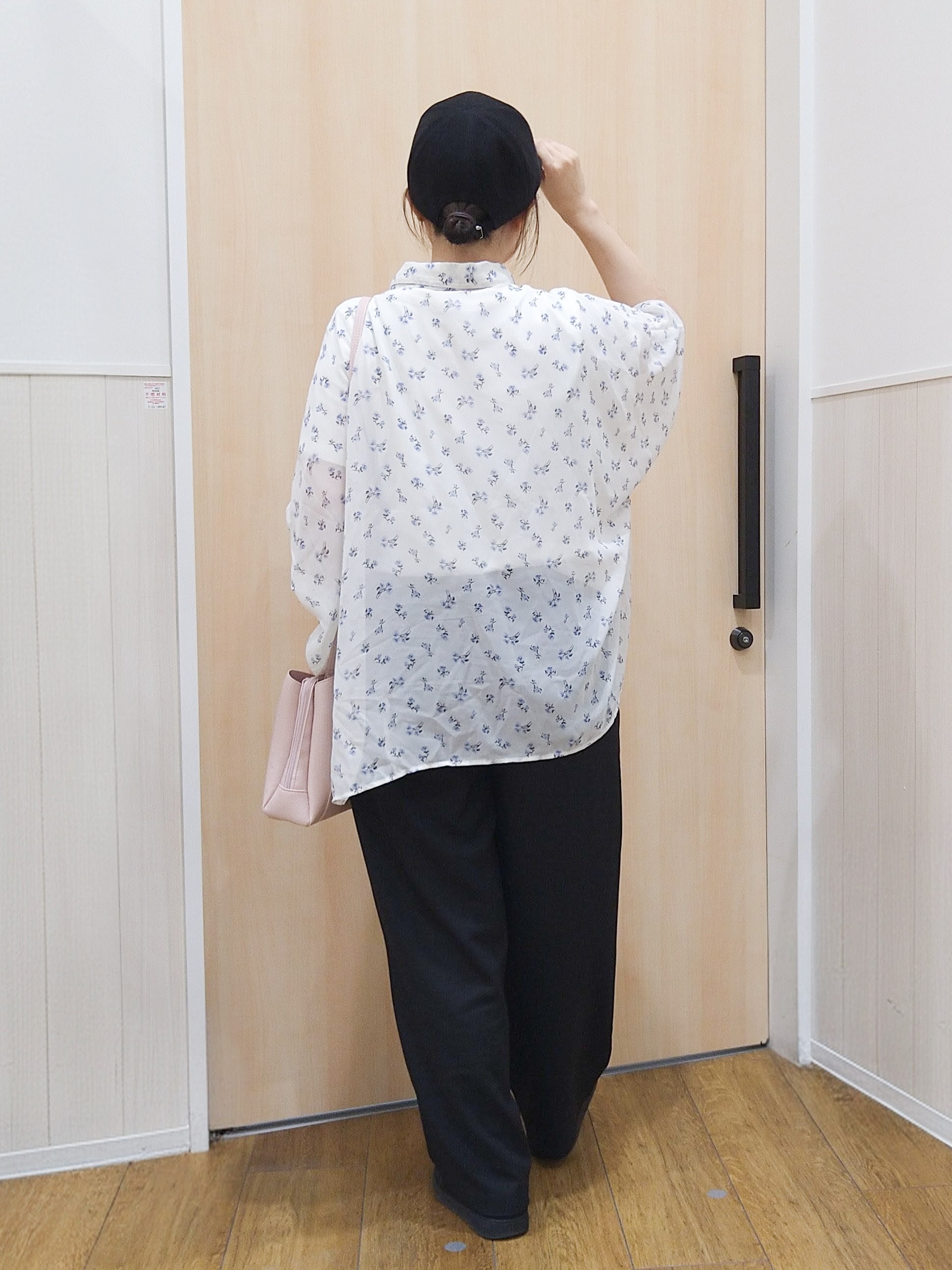 たぐちゃんさんの「SHOO･LA･RUE｜【洗濯機可/体型カバー】羽織るだけで雰囲気変わる 柄アソート ポンチョ風シアーシャツ」を使ったコーディネート