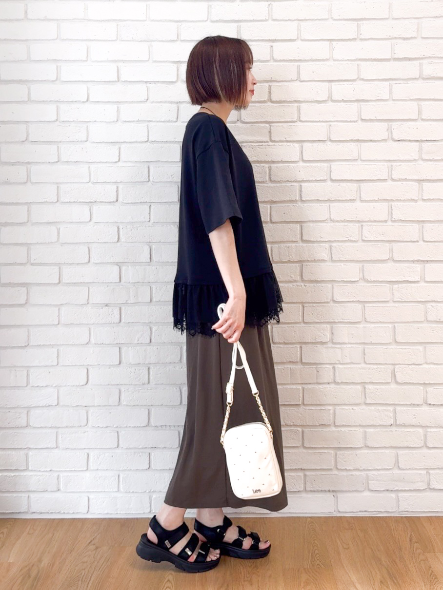 𝐜𝐡𝐢𝐤𝐚さんの「SHOO･LA･RUE｜ひんやり裾レースTシャツ」を使ったコーディネート