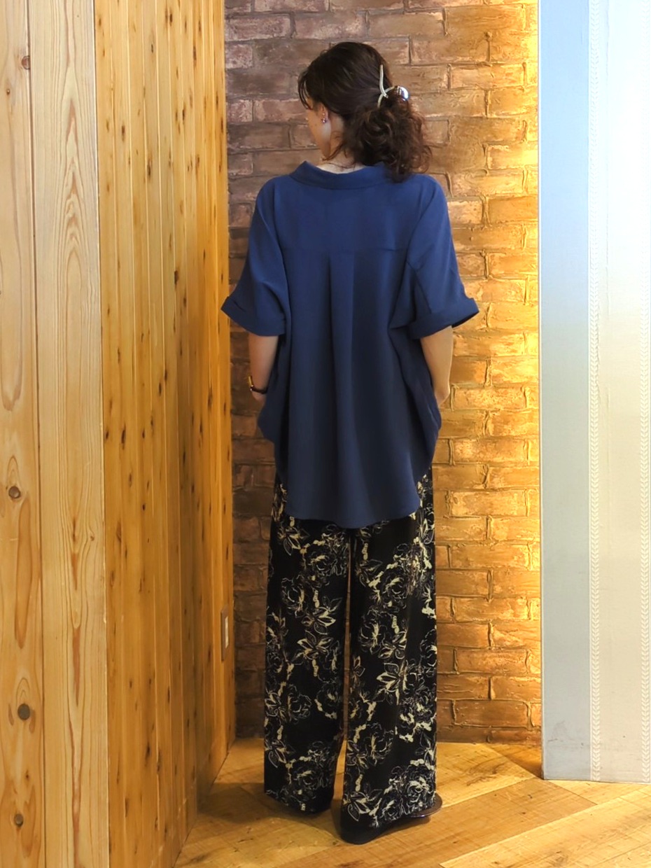 massuさんの「SHOO･LA･RUE｜【ひんやり/洗濯後しわになりにくい/S-LL】着るだけでこなれ見え 二の腕も隠せるデザイン半袖シャツ」を使ったコーディネート