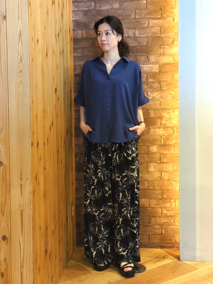 massuさんの「SHOO･LA･RUE｜【ひんやり/洗濯後しわになりにくい/S-LL】着るだけでこなれ見え 二の腕も隠せるデザイン半袖シャツ」を使ったコーディネート