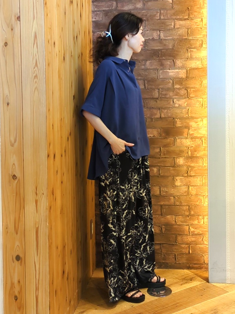 massuさんの「SHOO･LA･RUE｜【ひんやり/洗濯後しわになりにくい/S-LL】着るだけでこなれ見え 二の腕も隠せるデザイン半袖シャツ」を使ったコーディネート