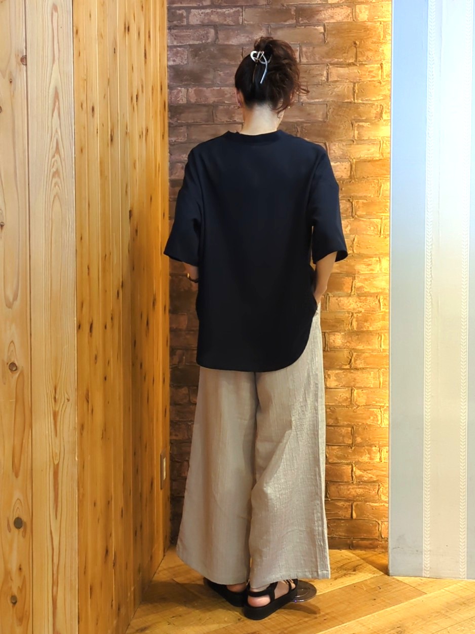 massuさんの「SHOO･LA･RUE｜【洗濯機可/S-LL】大人の抜け感 ゆるっと5分袖シャツ」を使ったコーディネート