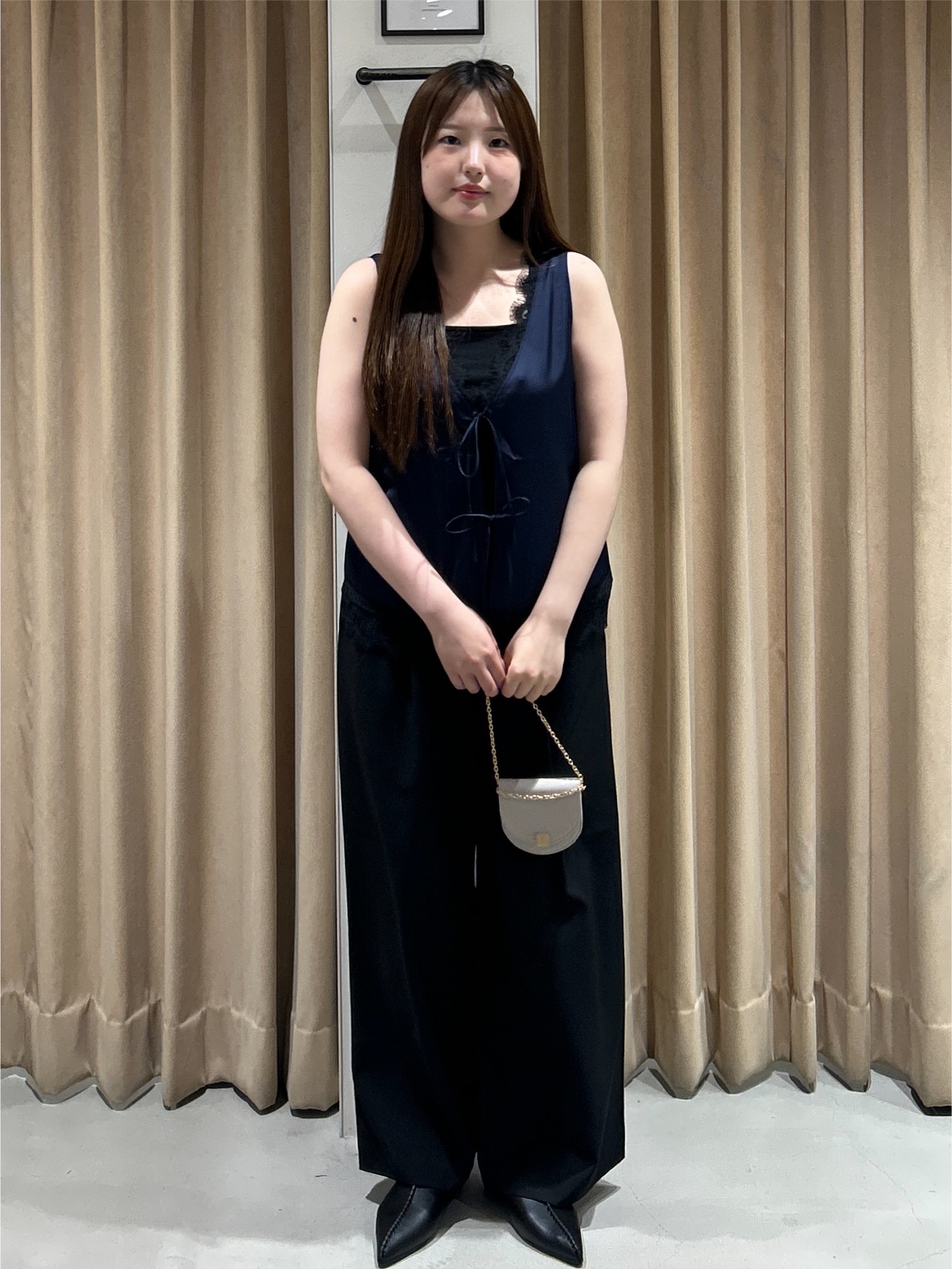 sayaさんの「OPAQUE.CLIP｜サテンレース ベスト風ブラウス【洗濯機OK】」を使ったコーディネート