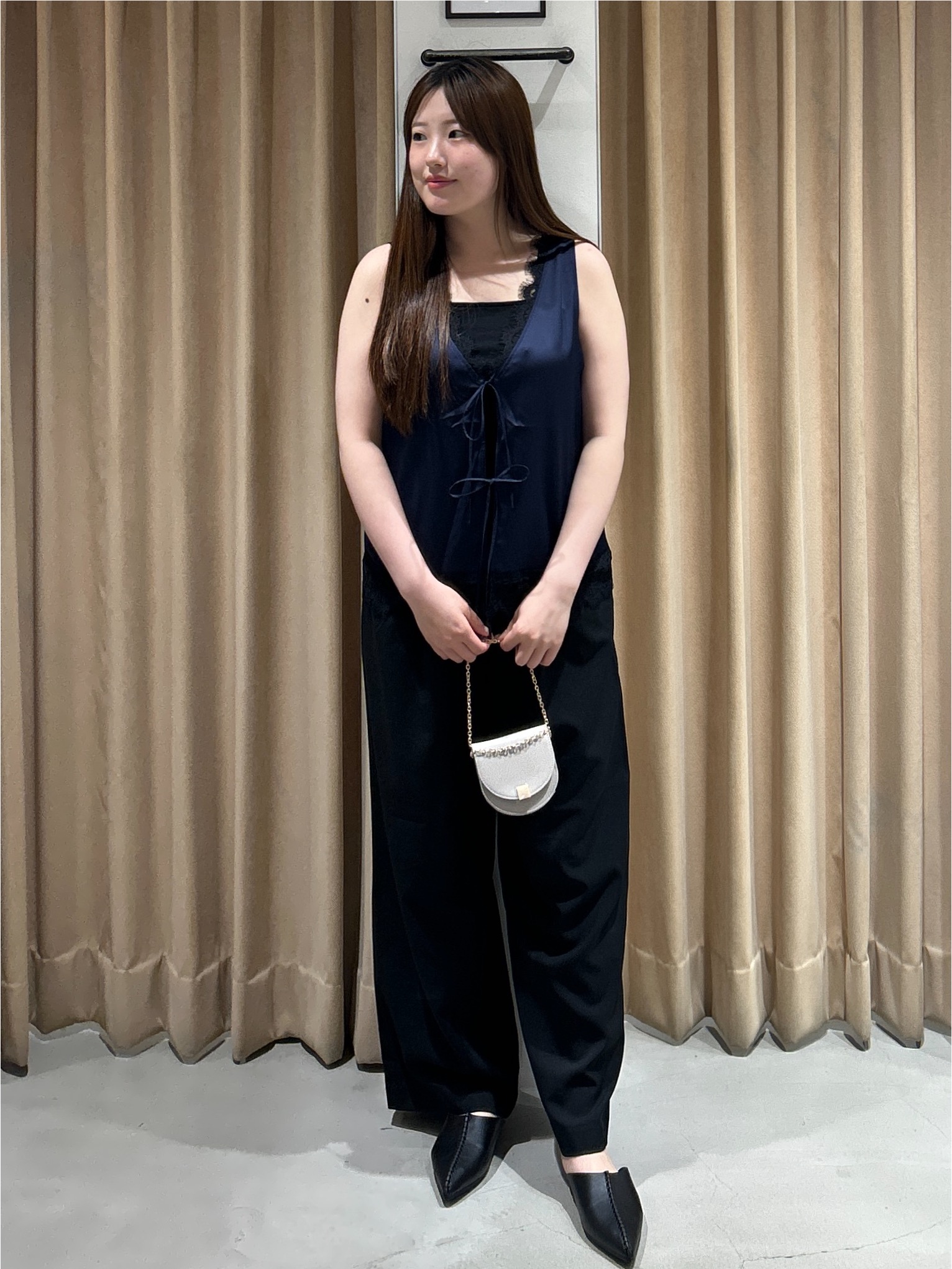 sayaさんの「OPAQUE.CLIP｜サテンレース ベスト風ブラウス【洗濯機OK】」を使ったコーディネート