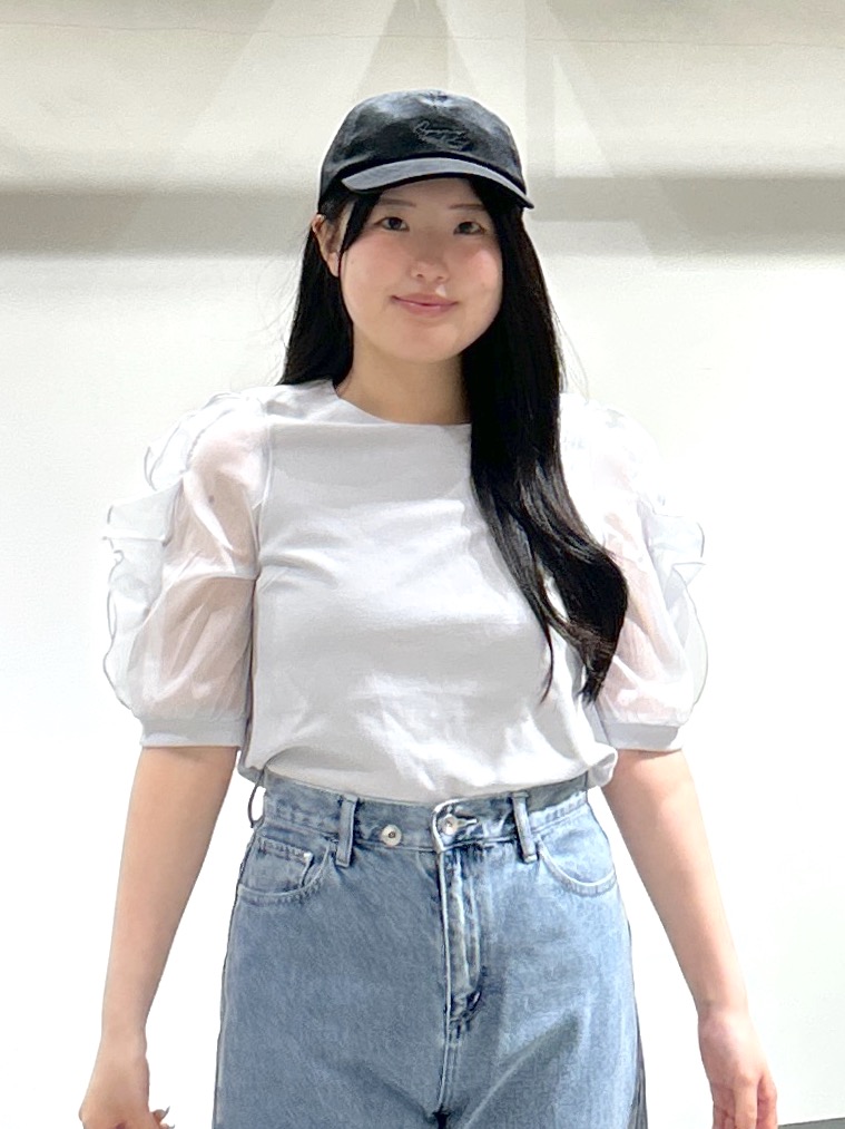 sayaさんの「OPAQUE.CLIP｜【接触冷感／UVケア】オーガンフリルスリットトップス《洗濯機OK》」を使ったコーディネート