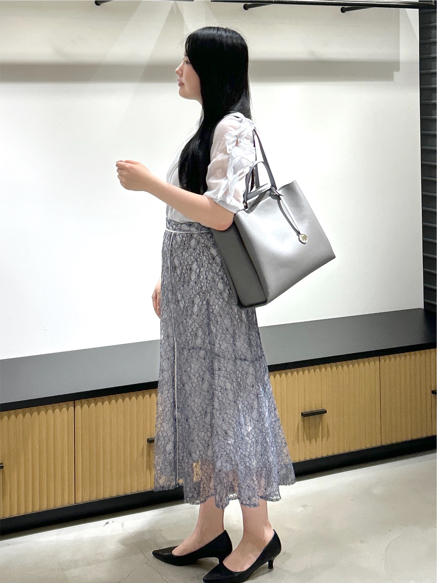 sayaさんの「OPAQUE.CLIP｜【接触冷感／UVケア】オーガンフリルスリットトップス《洗濯機OK》」を使ったコーディネート