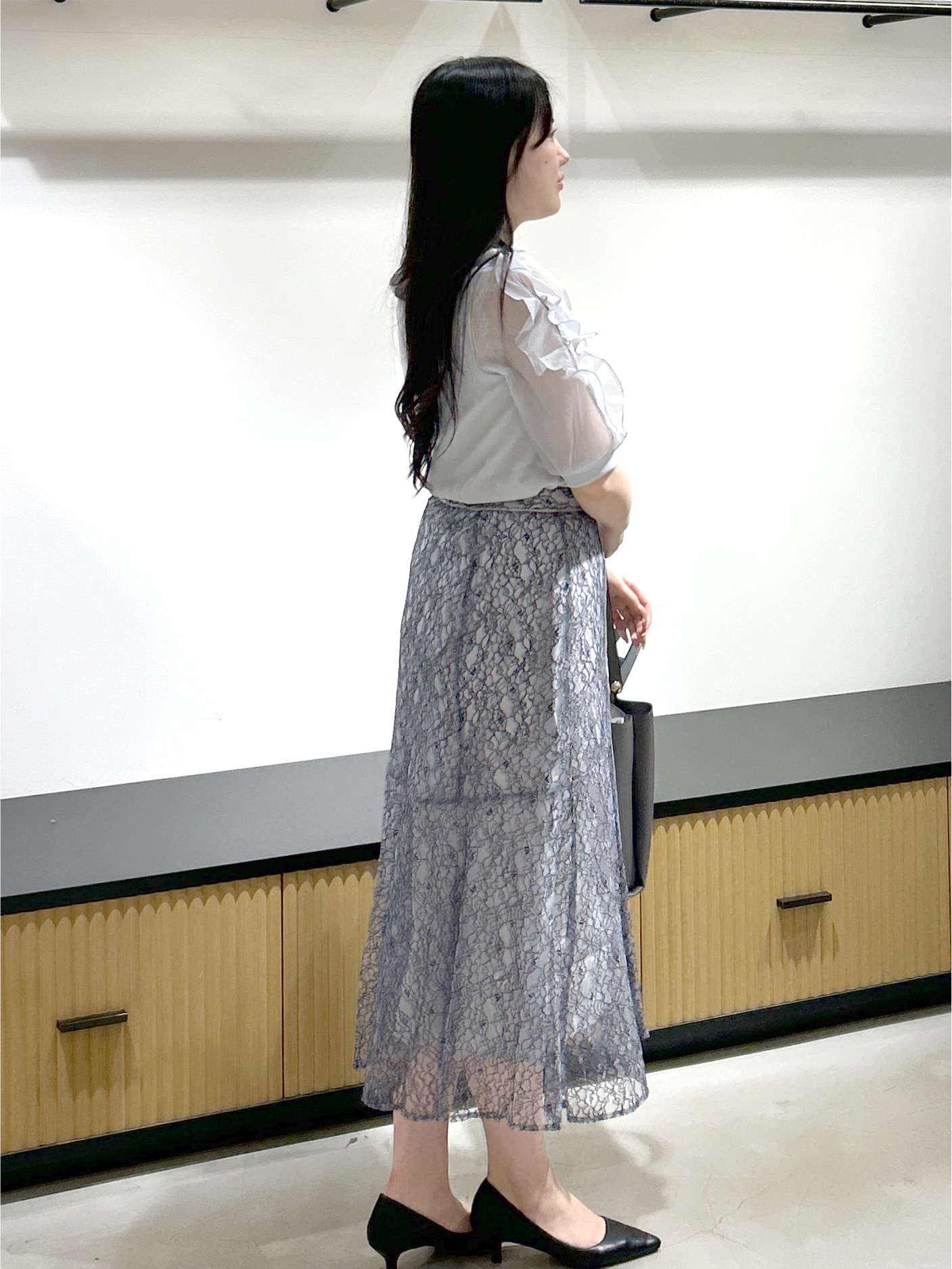 sayaさんの「OPAQUE.CLIP｜【接触冷感／UVケア】オーガンフリルスリットトップス《洗濯機OK》」を使ったコーディネート
