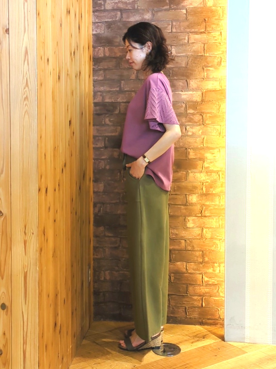 massuさんの「SHOO･LA･RUE｜【汗じみ防止/ひんやり/体型カバー】真夏の味方。 汗じみが気になりにくい お袖レースフレアTシャツ」を使ったコーディネート