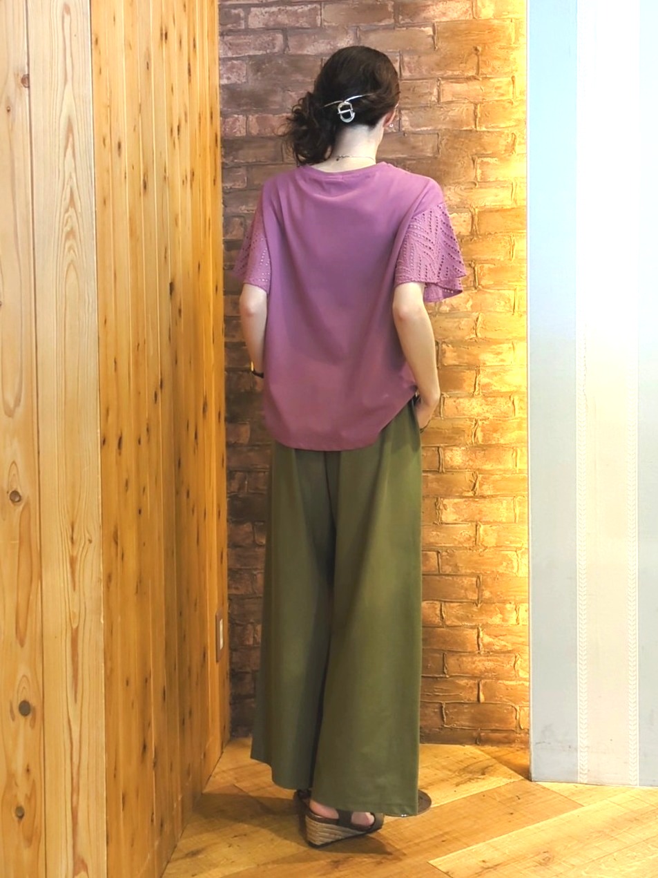 massuさんの「SHOO･LA･RUE｜【汗じみ防止/ひんやり/体型カバー】真夏の味方。 汗じみが気になりにくい お袖レースフレアTシャツ」を使ったコーディネート