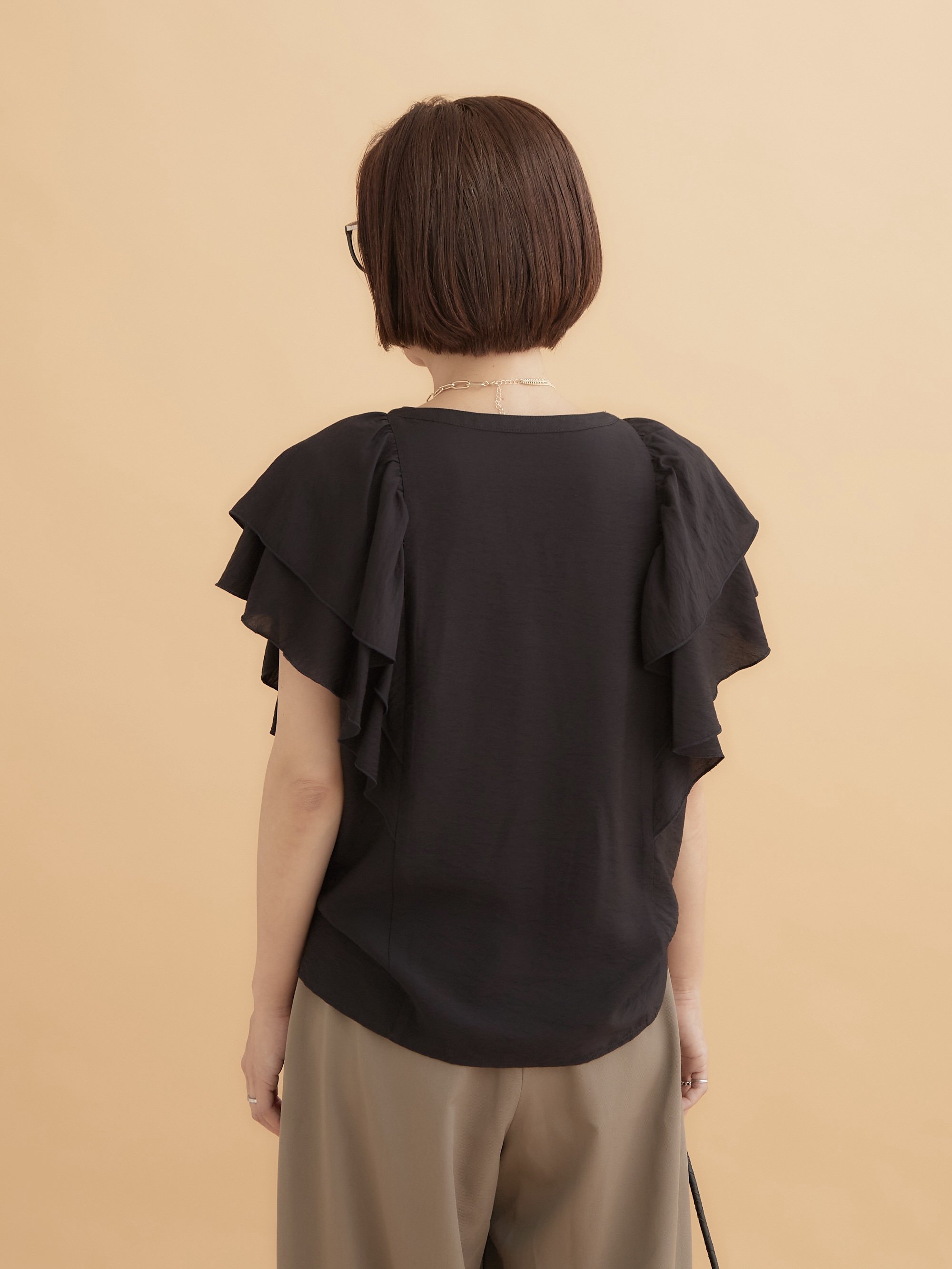 NAKAさんの「OPAQUE.CLIP｜フリルVネックブラウス【洗濯機OK】」を使ったコーディネート