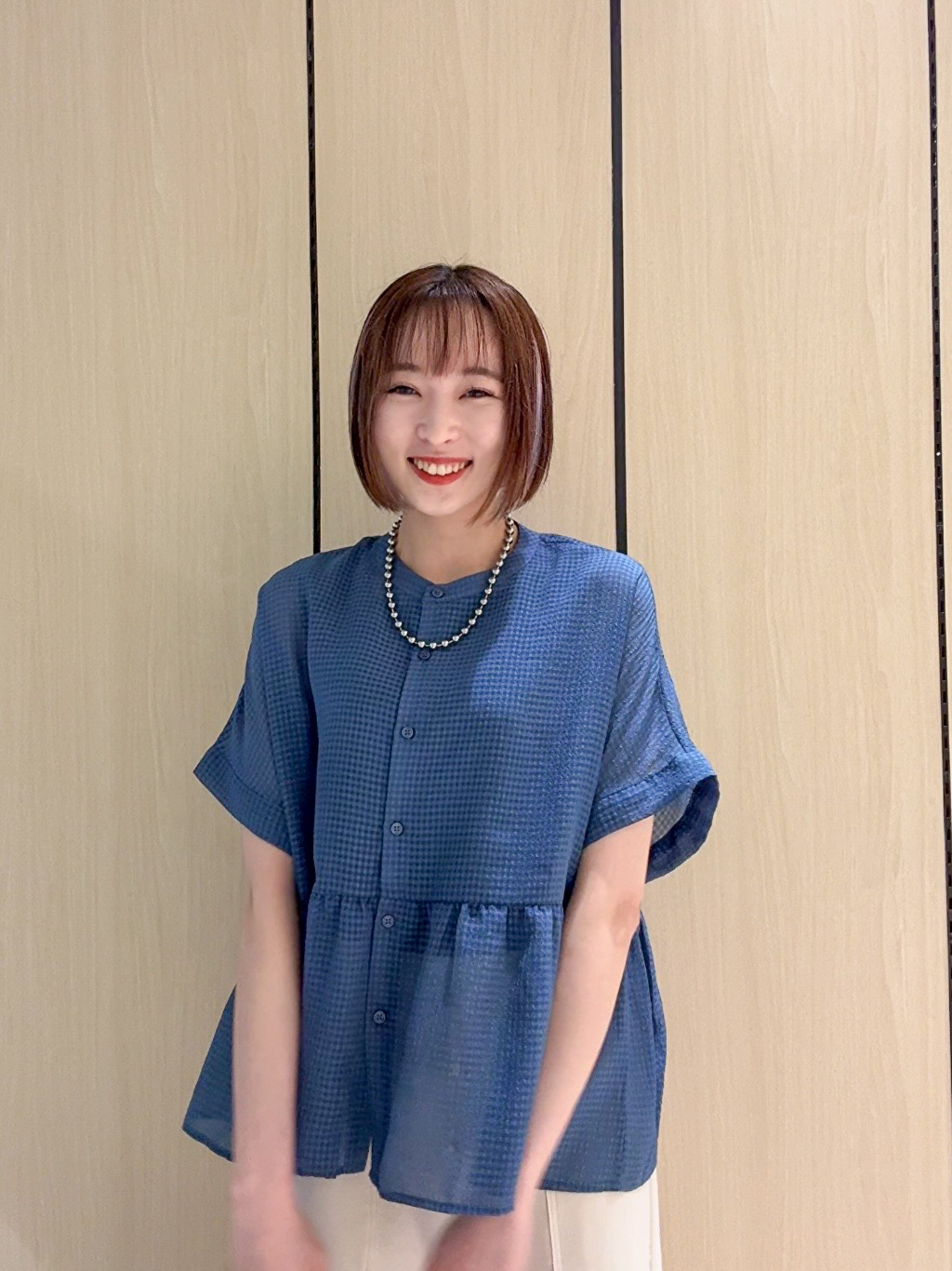 𝐜𝐡𝐢𝐤𝐚さんの「SHOO･LA･RUE｜【体型カバー/洗濯機可】二の腕とお腹周りが隠せる シアーペプラムブラウス」を使ったコーディネート