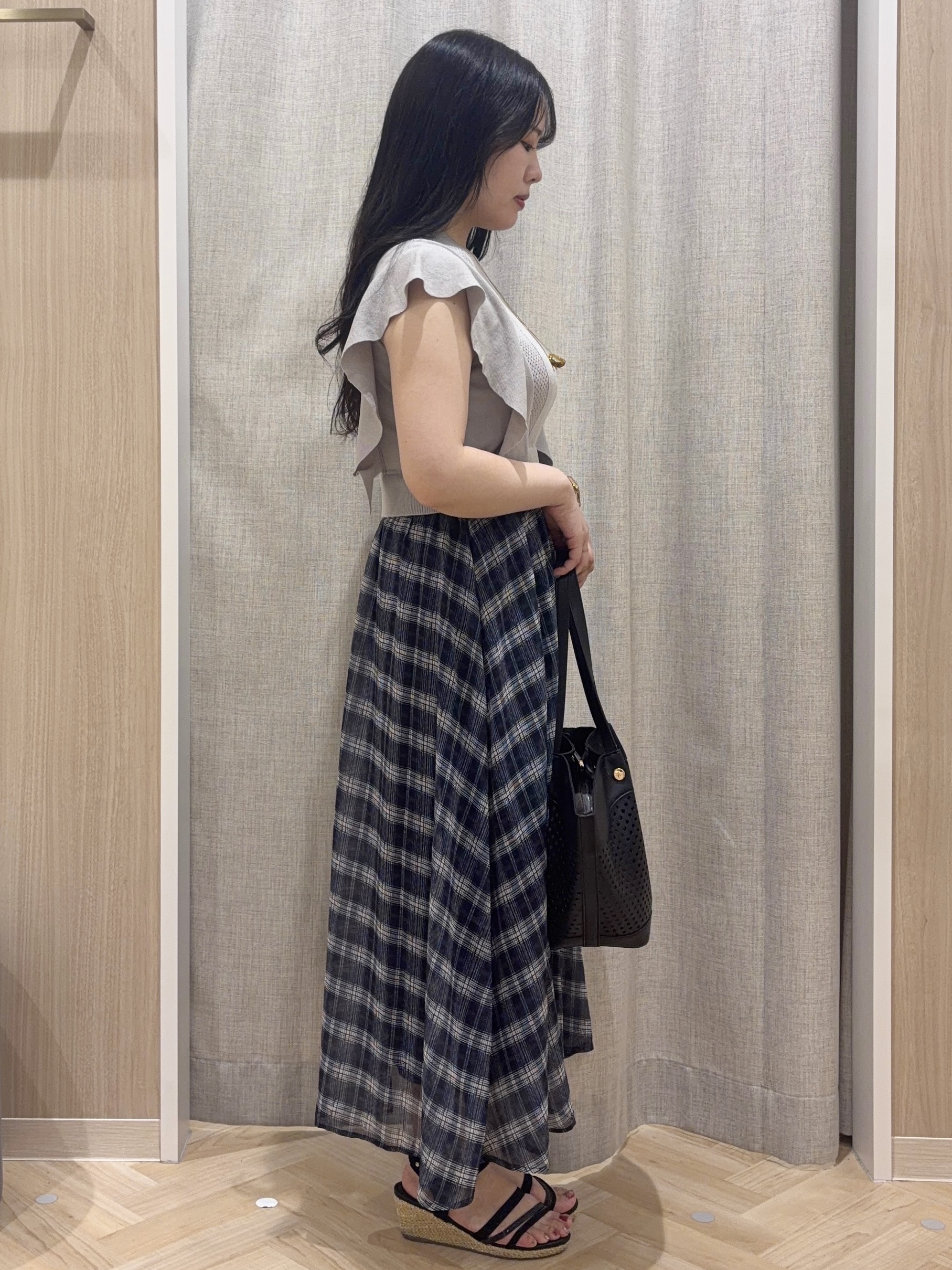 minamiさんの「grove｜【低身長さんも選べる着丈・洗濯機◎】1枚で華やか 肩フリルニットドッキングワンピース」を使ったコーディネート