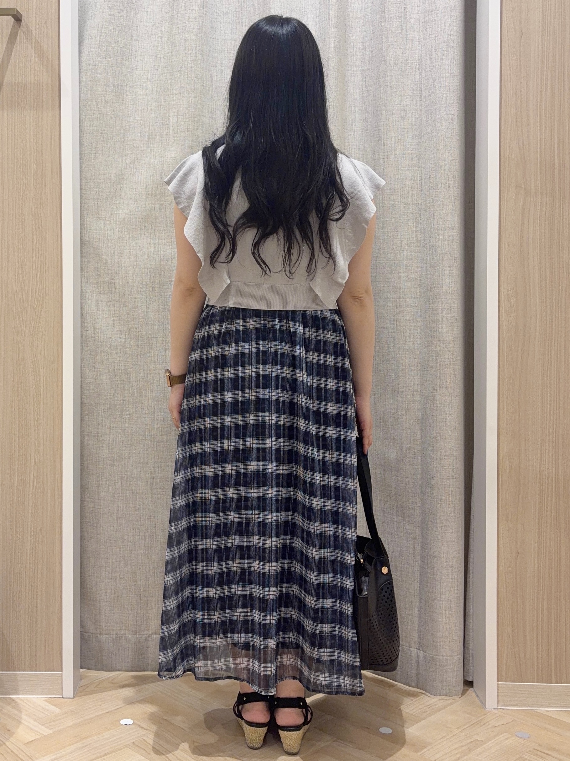 minamiさんの「grove｜【低身長さんも選べる着丈・洗濯機◎】1枚で華やか 肩フリルニットドッキングワンピース」を使ったコーディネート
