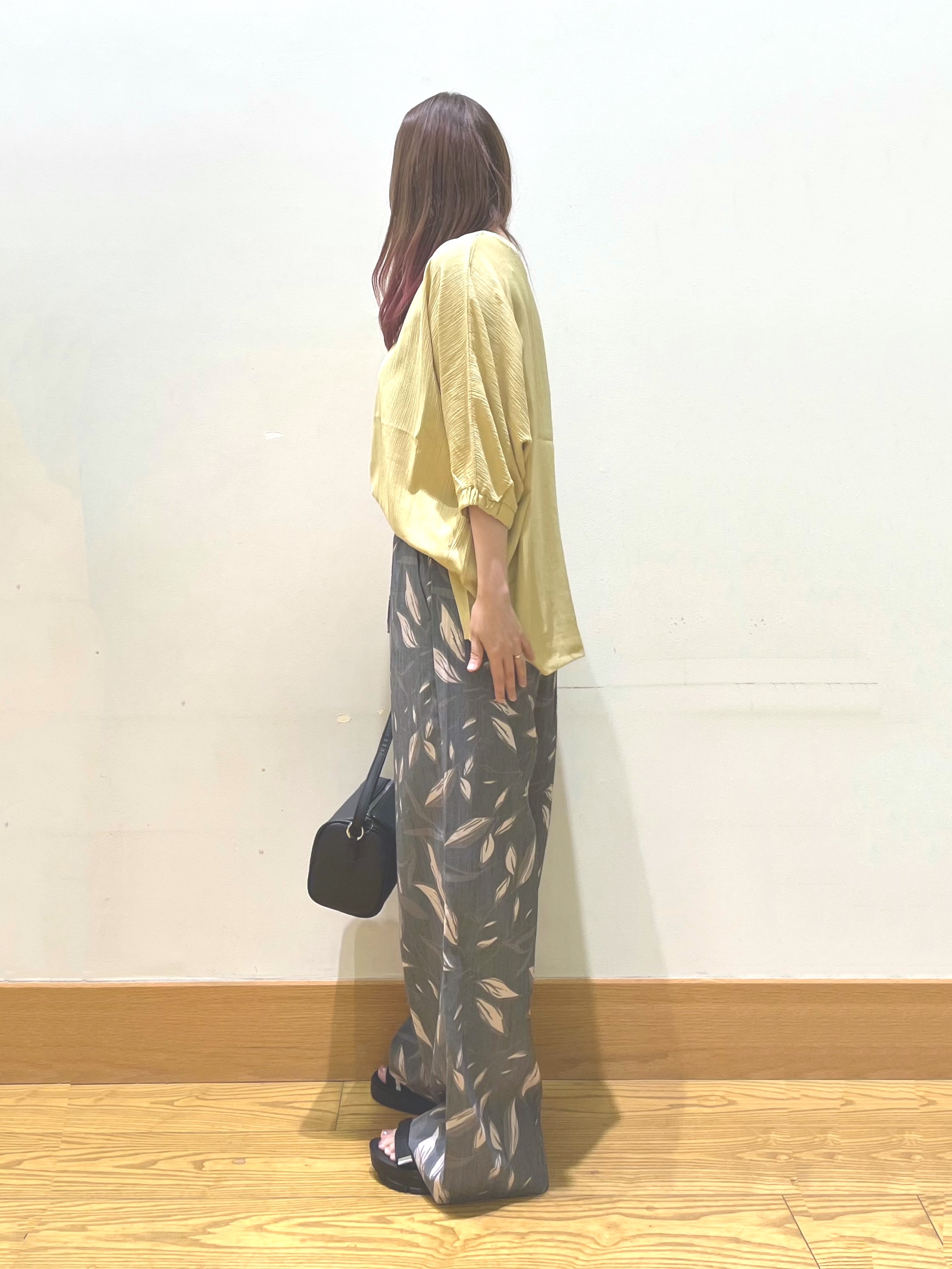ゆっきーさんの「SHOO･LA･RUE｜【インせず着られる/洗濯後しわになりにくい】シボシボドルマンブラウス」を使ったコーディネート