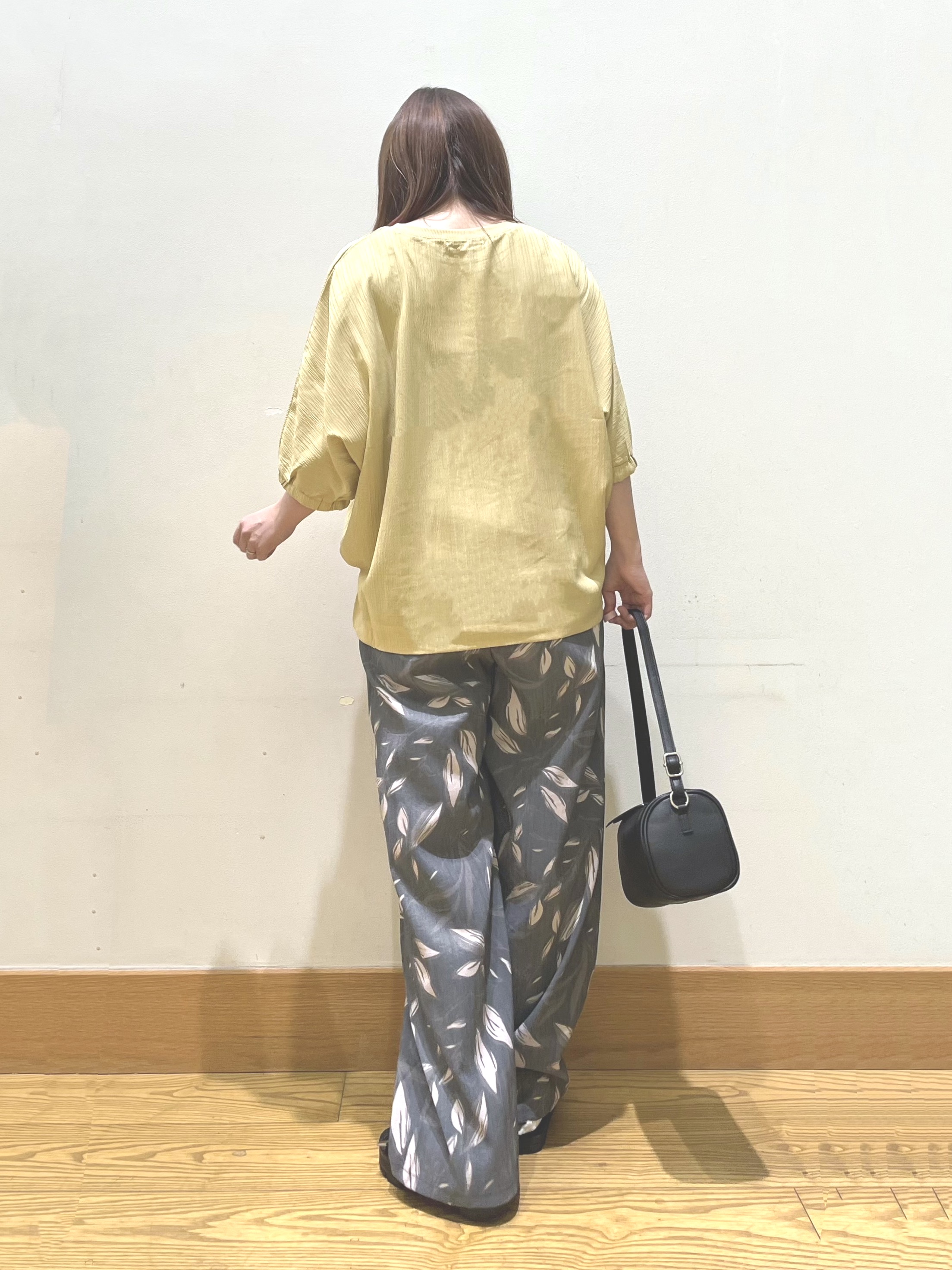 ゆっきーさんの「SHOO･LA･RUE｜【インせず着られる/洗濯後しわになりにくい】シボシボドルマンブラウス」を使ったコーディネート