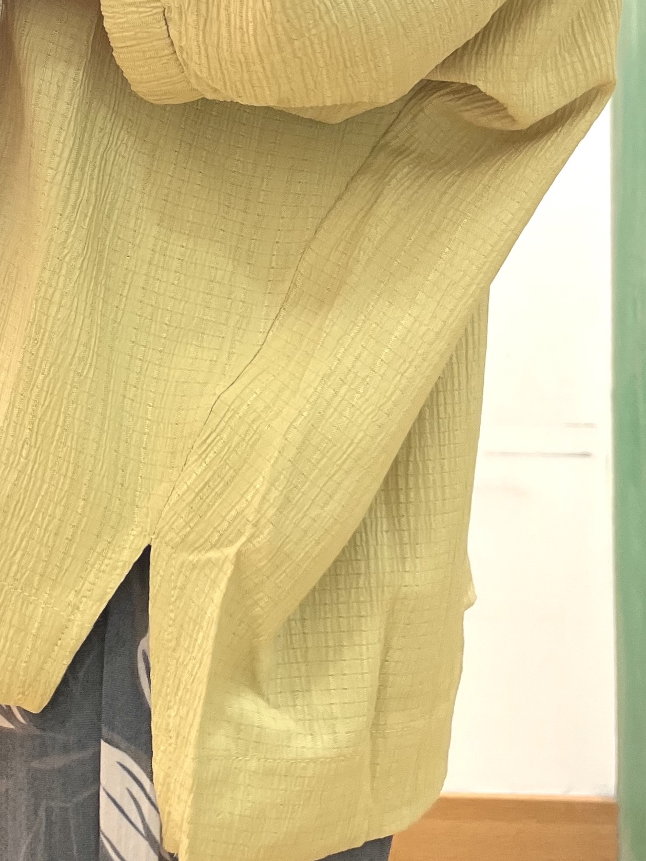 ゆっきーさんの「SHOO･LA･RUE｜【インせず着られる/洗濯後しわになりにくい】シボシボドルマンブラウス」を使ったコーディネート