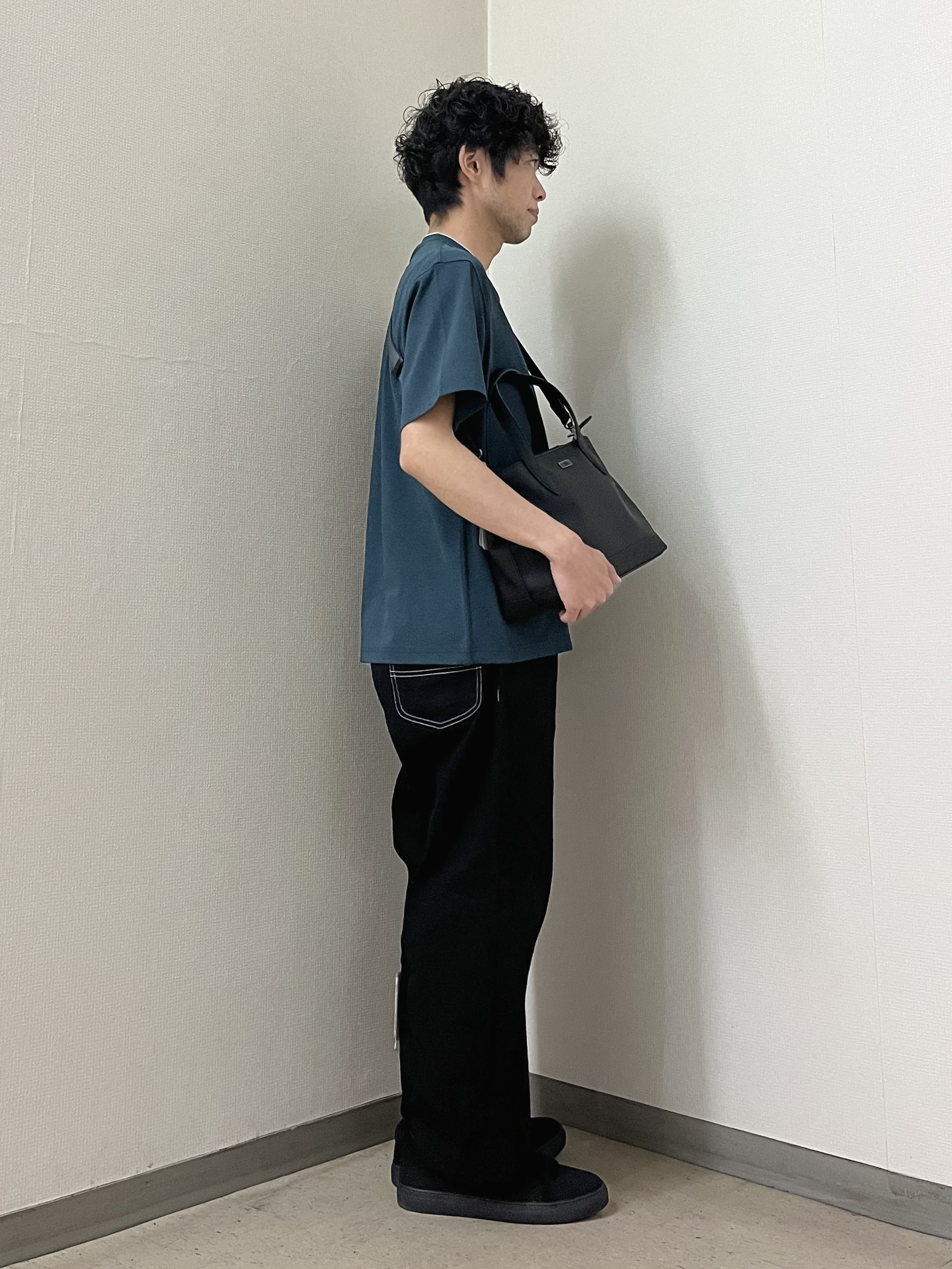 URAさんの「TAKEO KIKUCHI｜【汗染み軽減/接触冷感】フェイクレイヤード ワンポイント刺繍Ｔシャツ」を使ったコーディネート