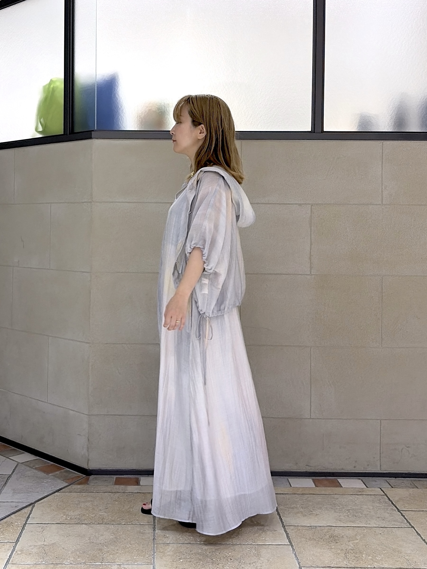 よねさんの「INDIVI｜デジタルシアープリントフーディーシャツ」を使ったコーディネート