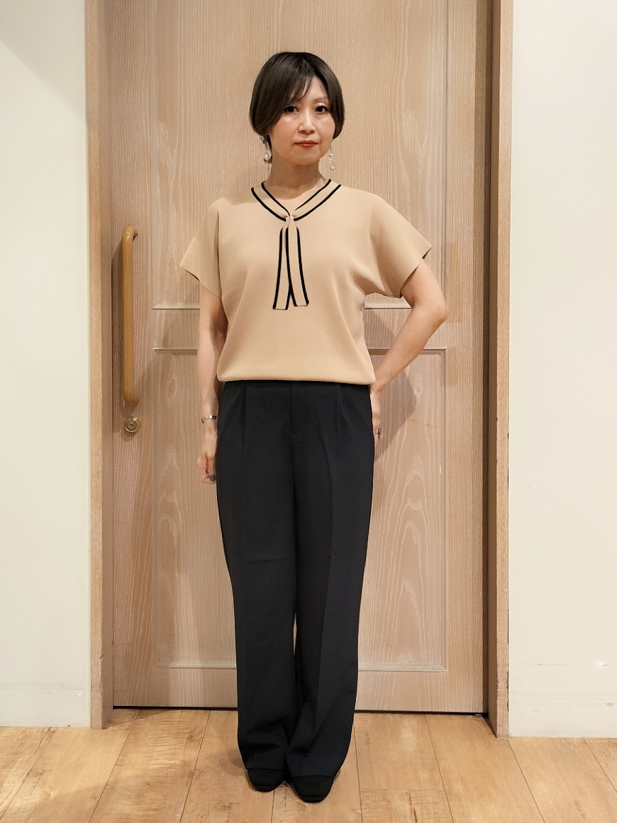 YUKIさんの「SHOO･LA･RUE｜【高レビュー/ひんやり/毎日洗える/UV】二の腕も隠せる 配色ボウタイニット」を使ったコーディネート