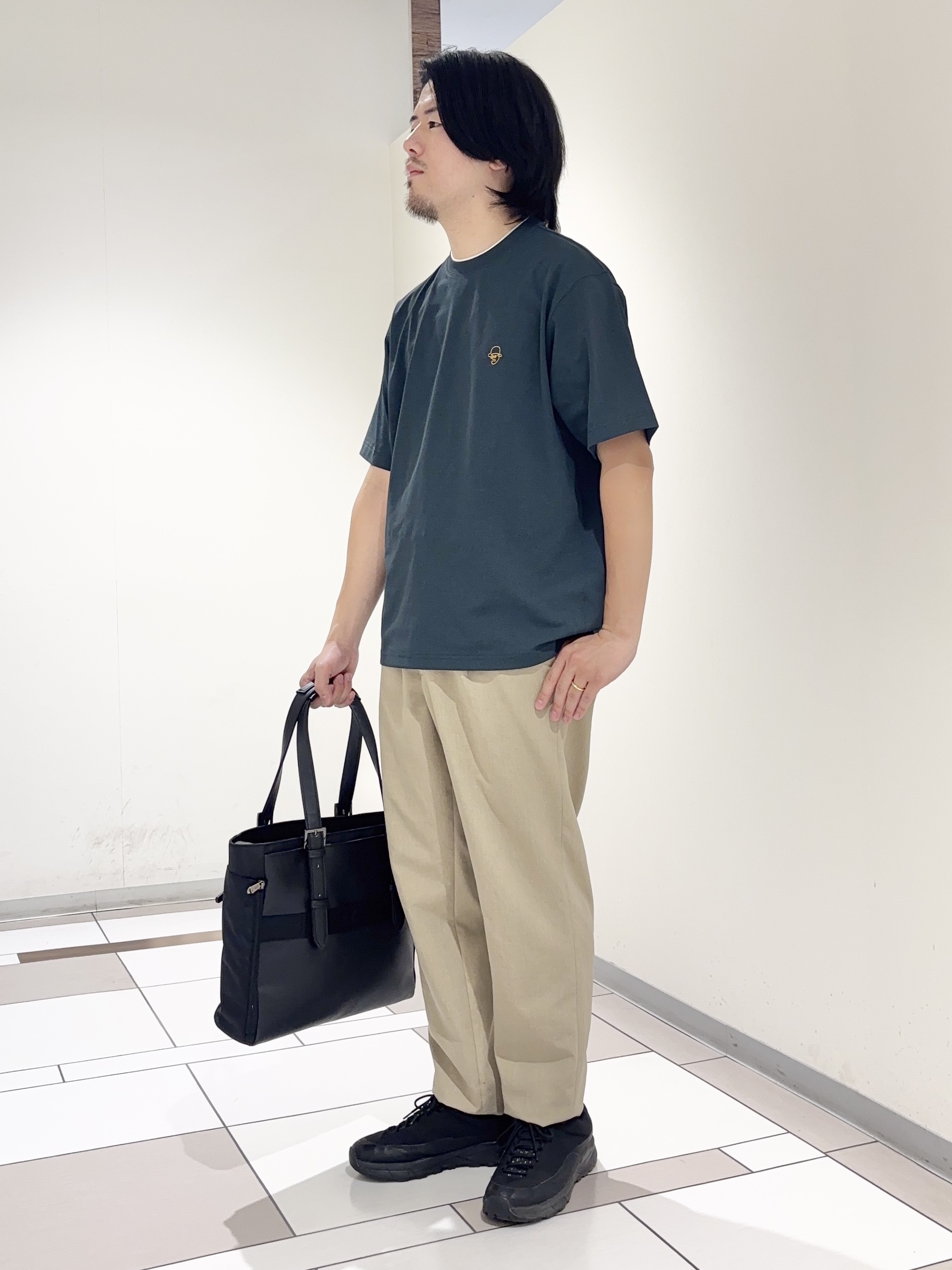 及川さんの「TAKEO KIKUCHI｜【汗染み軽減】フェイクレイヤード ワンポイント刺繍Ｔシャツ」を使ったコーディネート