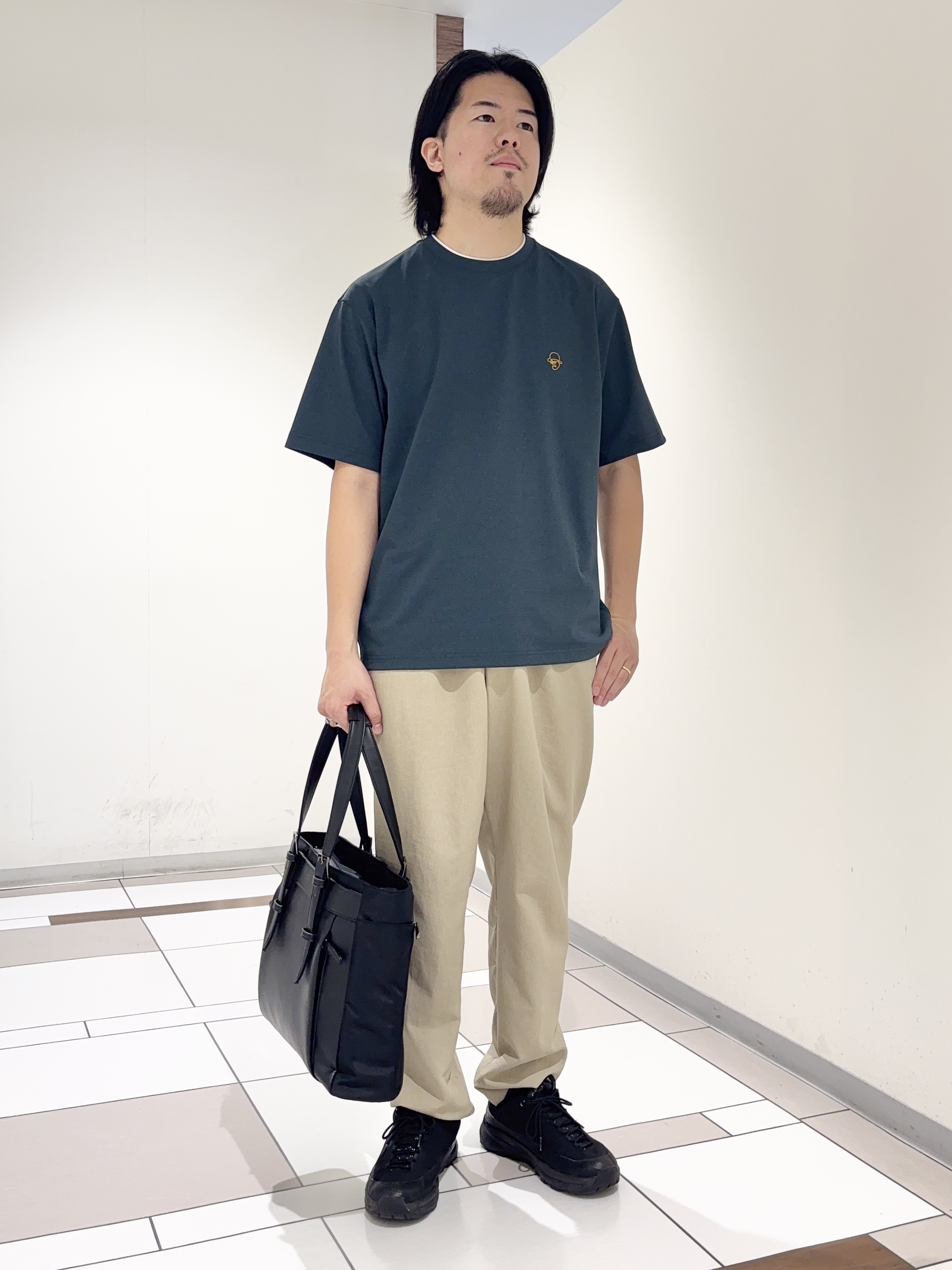 及川さんの「TAKEO KIKUCHI｜【汗染み軽減】フェイクレイヤード ワンポイント刺繍Ｔシャツ」を使ったコーディネート