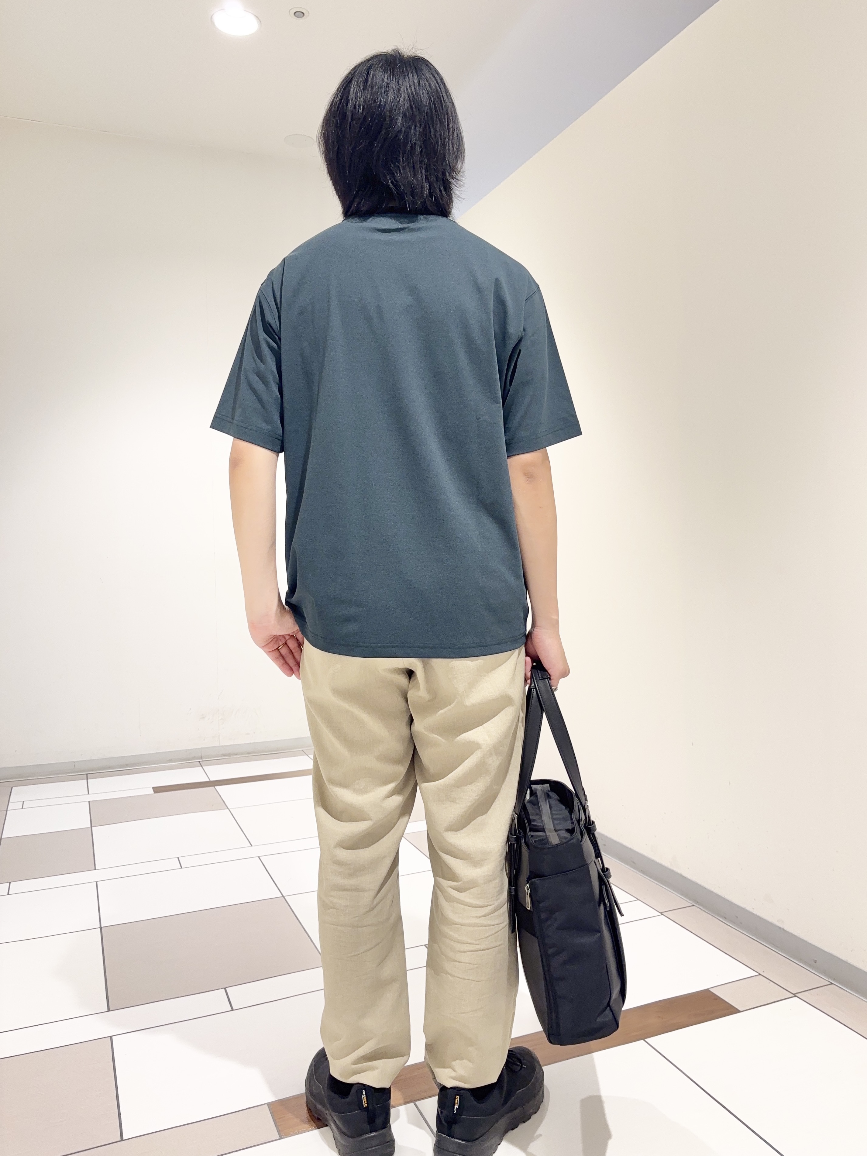 及川さんの「TAKEO KIKUCHI｜【汗染み軽減】フェイクレイヤード ワンポイント刺繍Ｔシャツ」を使ったコーディネート